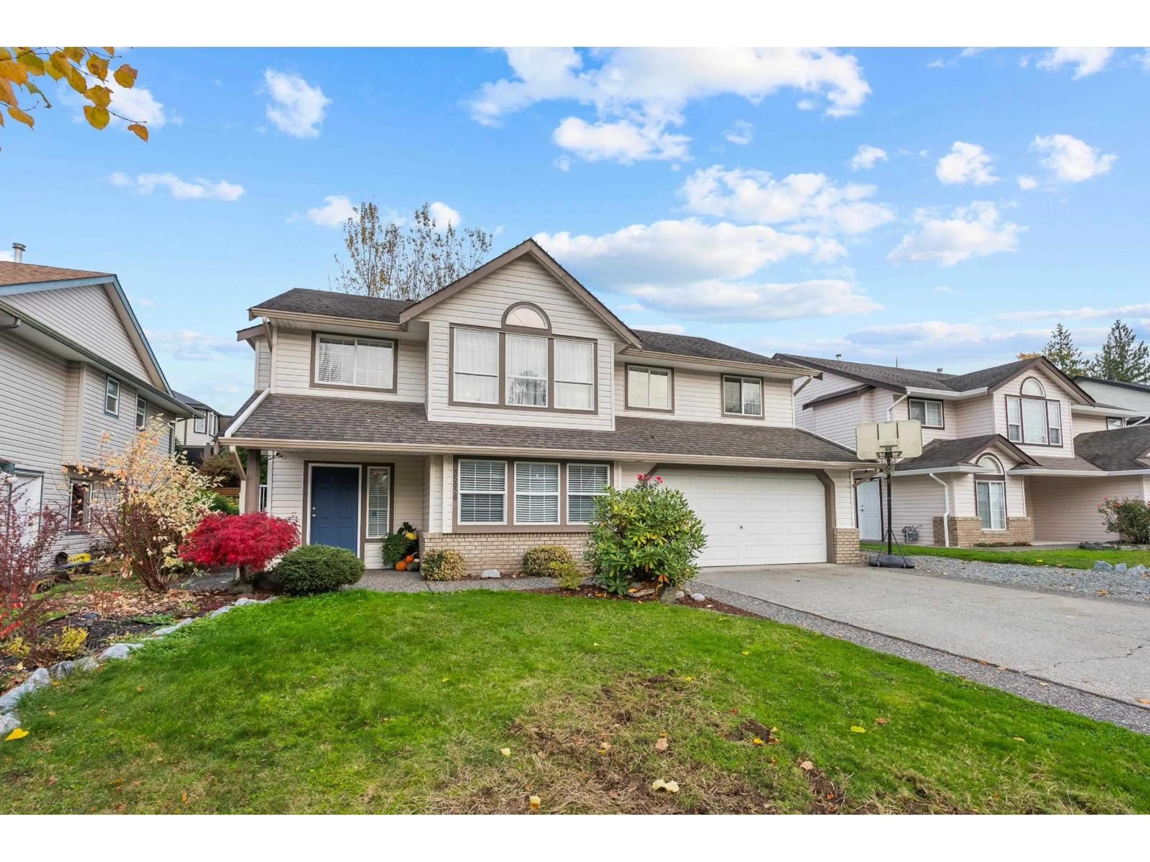 Home with vinyl exterior material, street for 35028 KOOTENAY, Abbotsford British Columbia V2S8C9