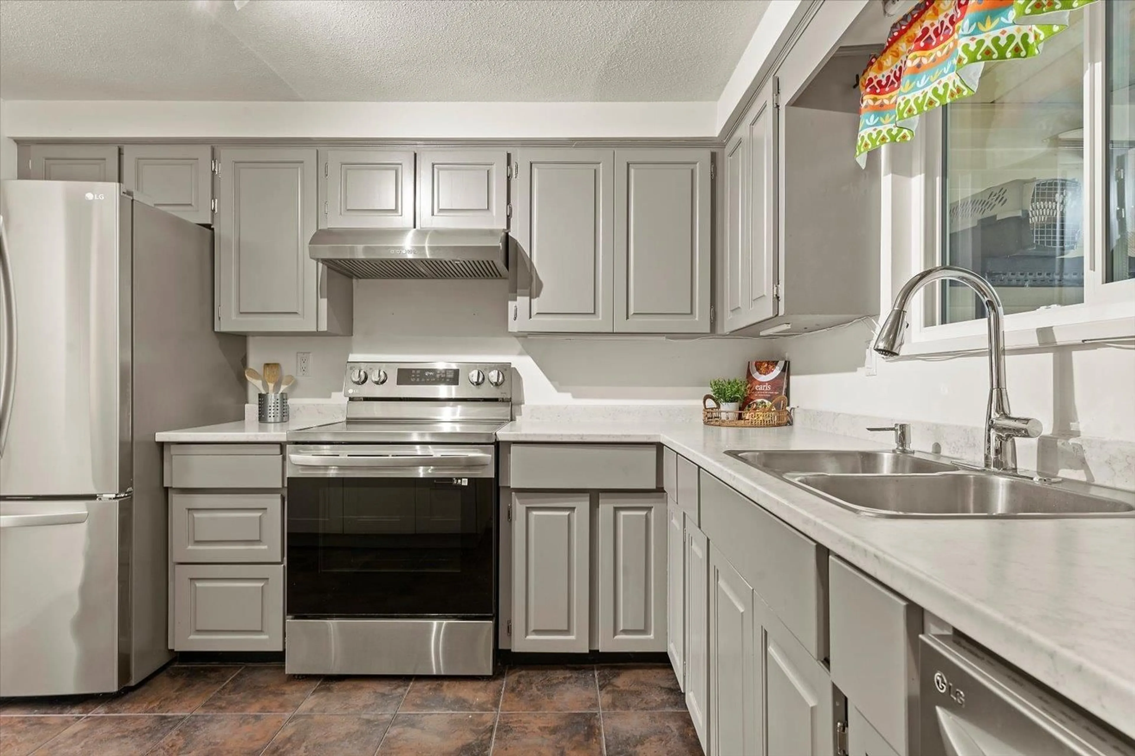 Open concept kitchen, ceramic/tile floor for 2 - 33951 MARSHALL, Abbotsford British Columbia V2S1L6