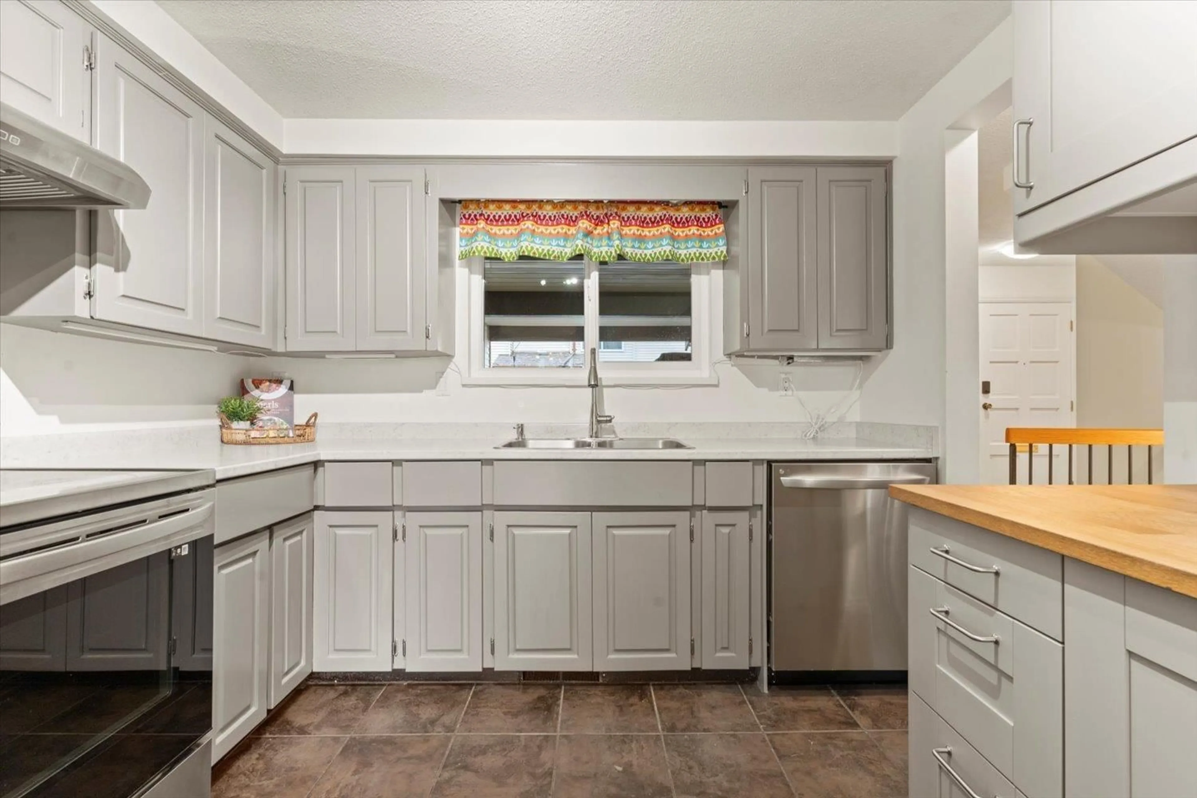 Standard kitchen, ceramic/tile floor for 2 - 33951 MARSHALL, Abbotsford British Columbia V2S1L6