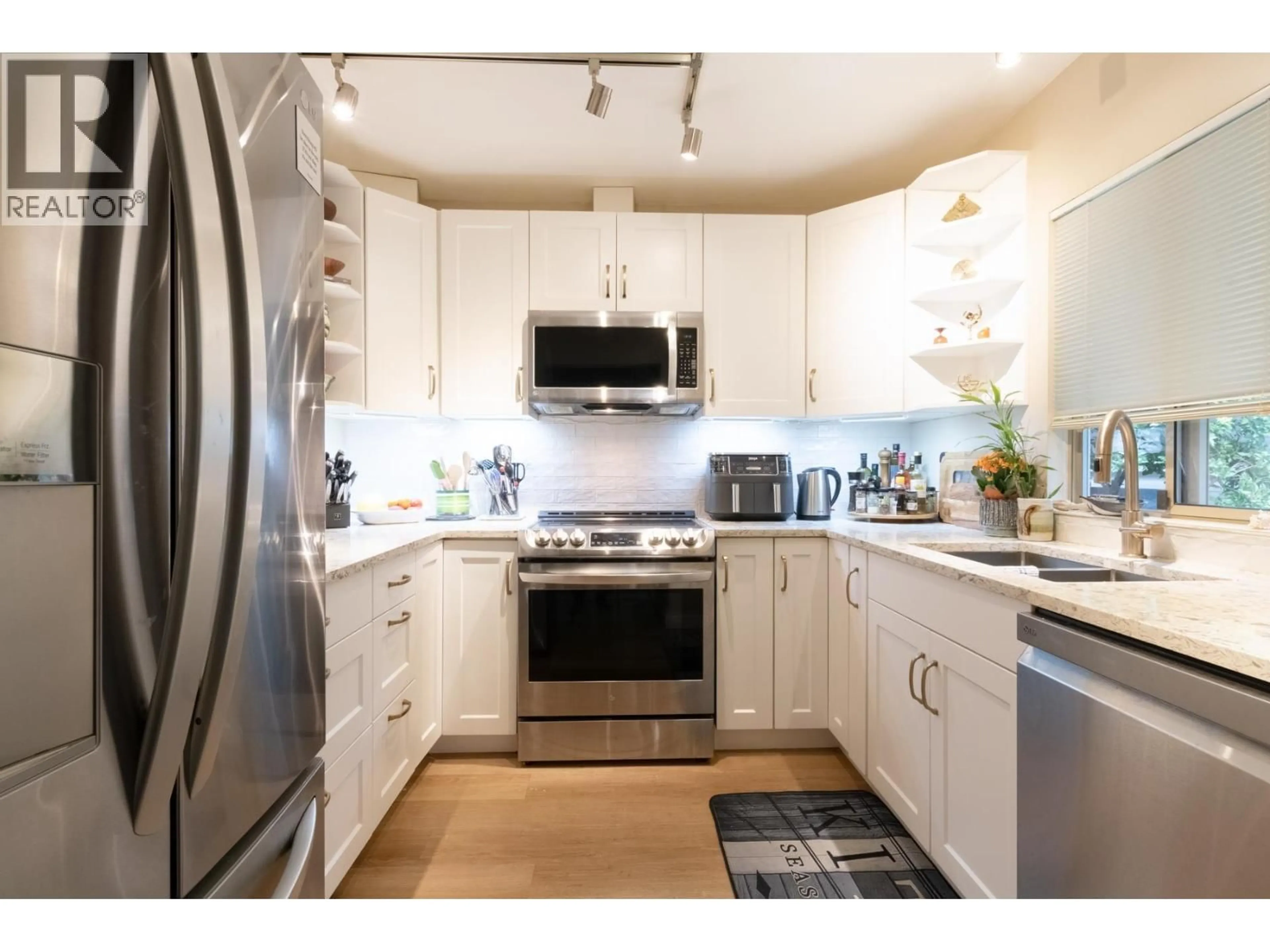 Standard kitchen, wood/laminate floor for 41 - 555 EAGLECREST DRIVE, Gibsons British Columbia V0N1V8