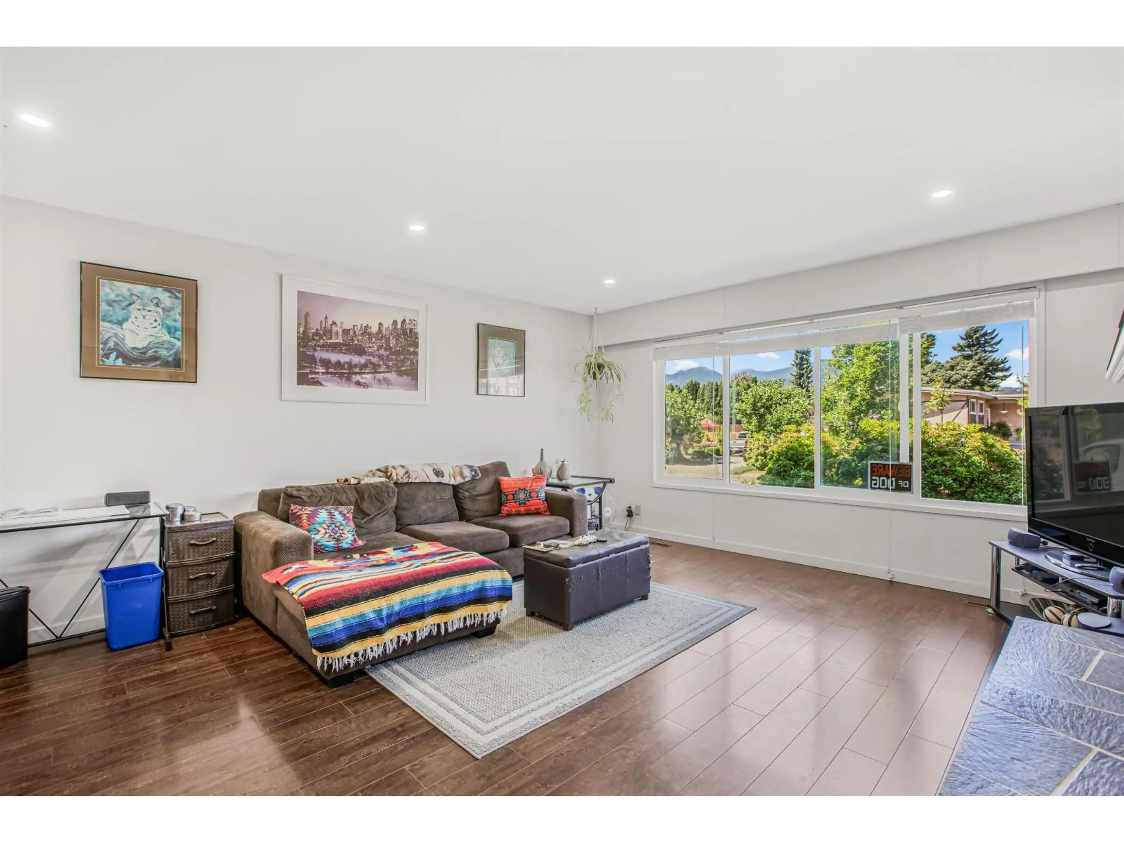 Living room with furniture, wood/laminate floor for 45410 WESTVIEW AVENUE, Chilliwack British Columbia V2P1M1