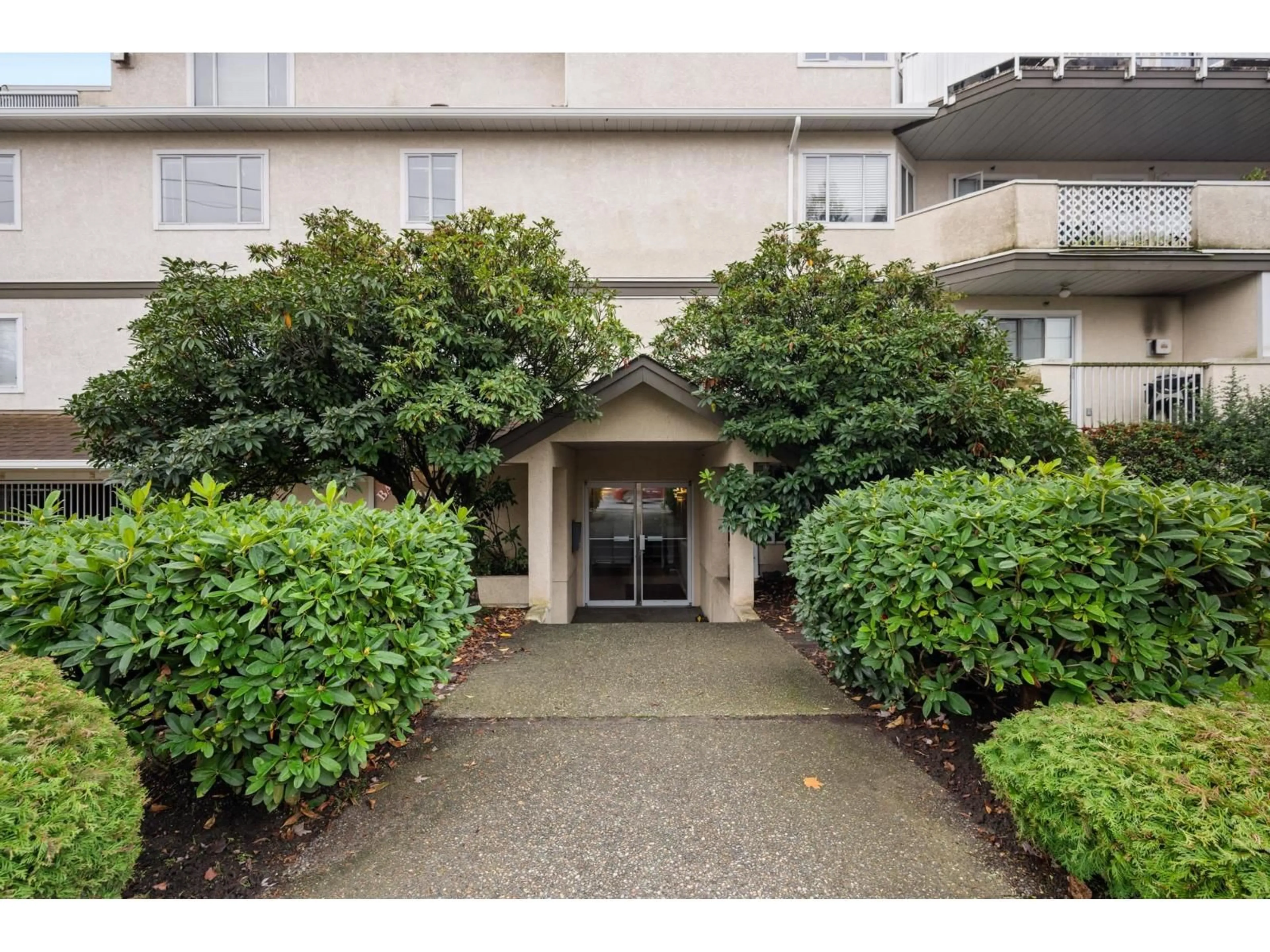 Indoor foyer for 205 - 20064 56, Langley British Columbia V3A3Y4
