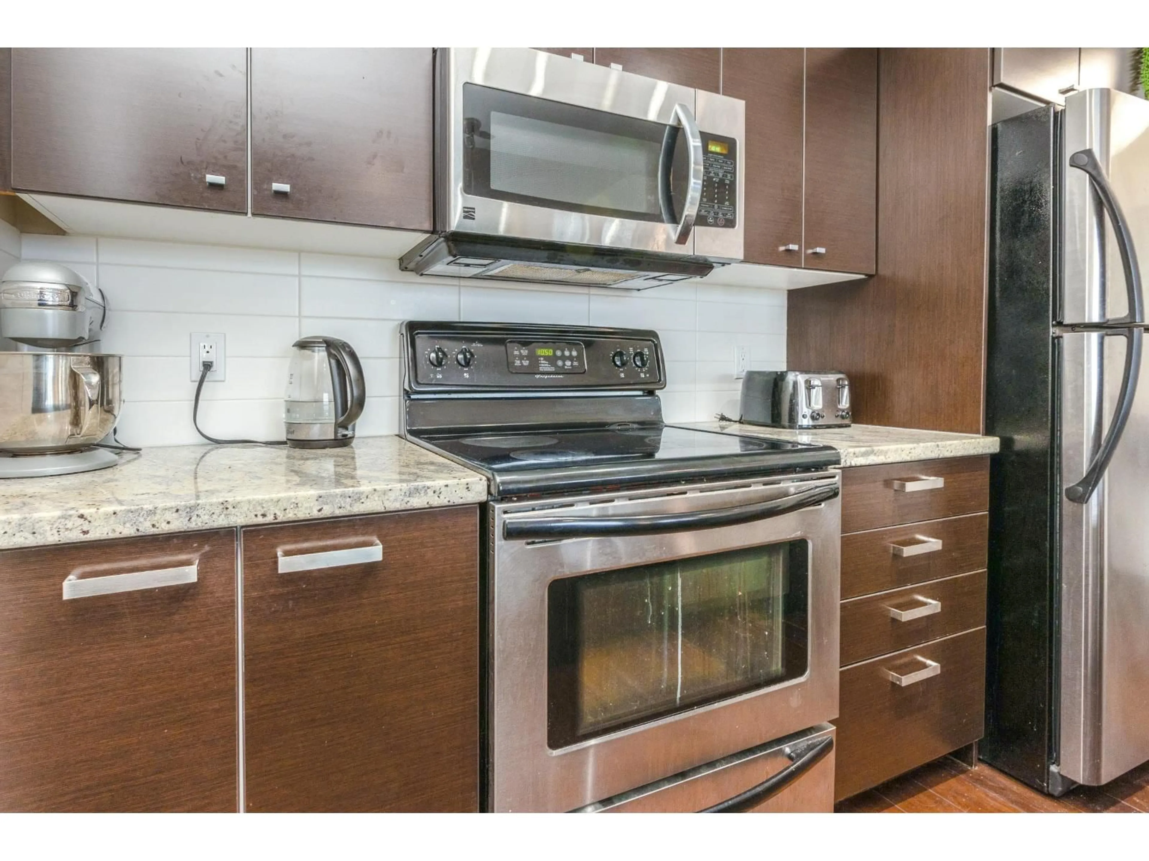 Standard kitchen, wood/laminate floor for 401 - 18755 68, Surrey British Columbia V4N0Z9