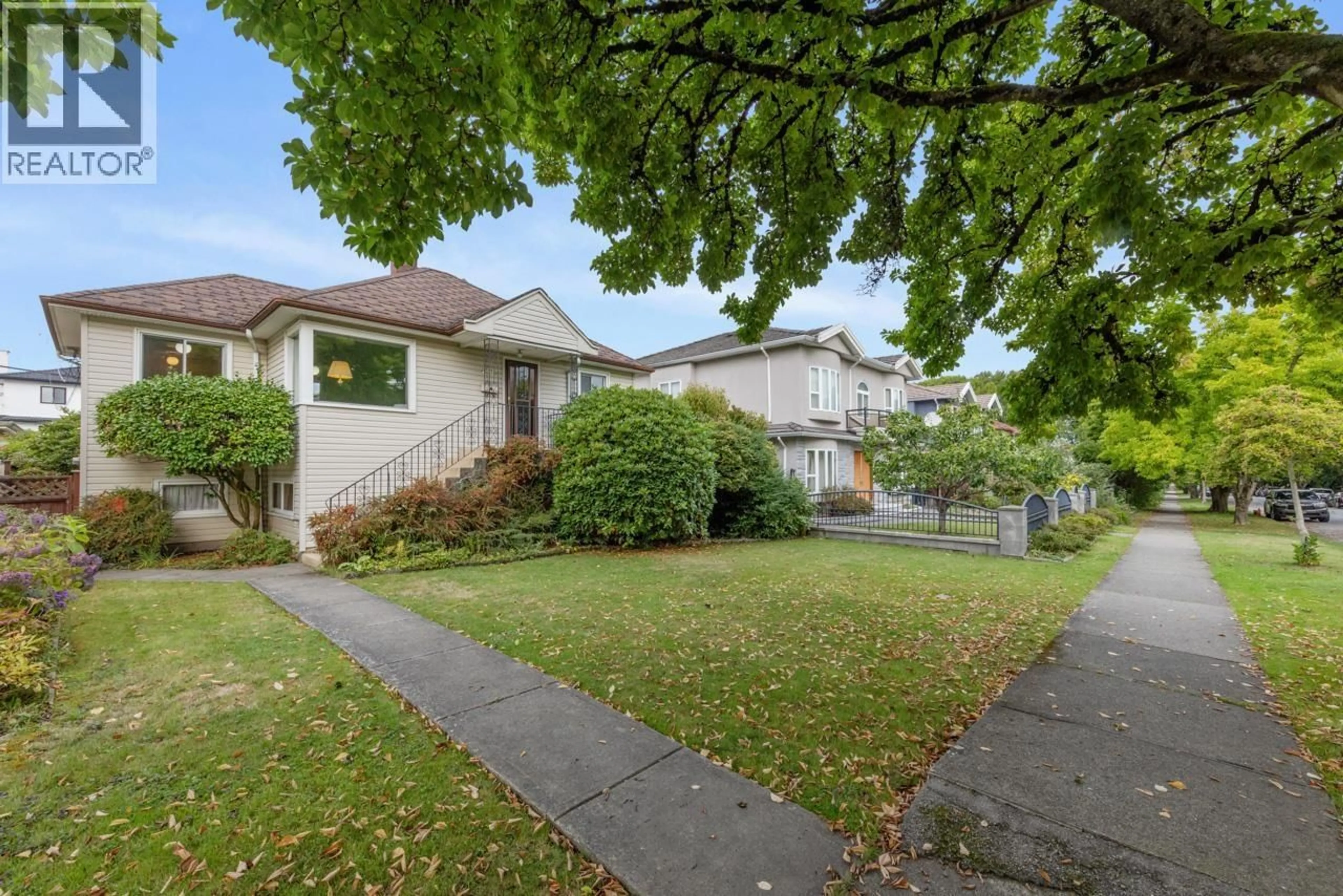 A pic from outside/outdoor area/front of a property/back of a property/a pic from drone, street for 4805 INVERNESS STREET, Vancouver British Columbia V5V4X5