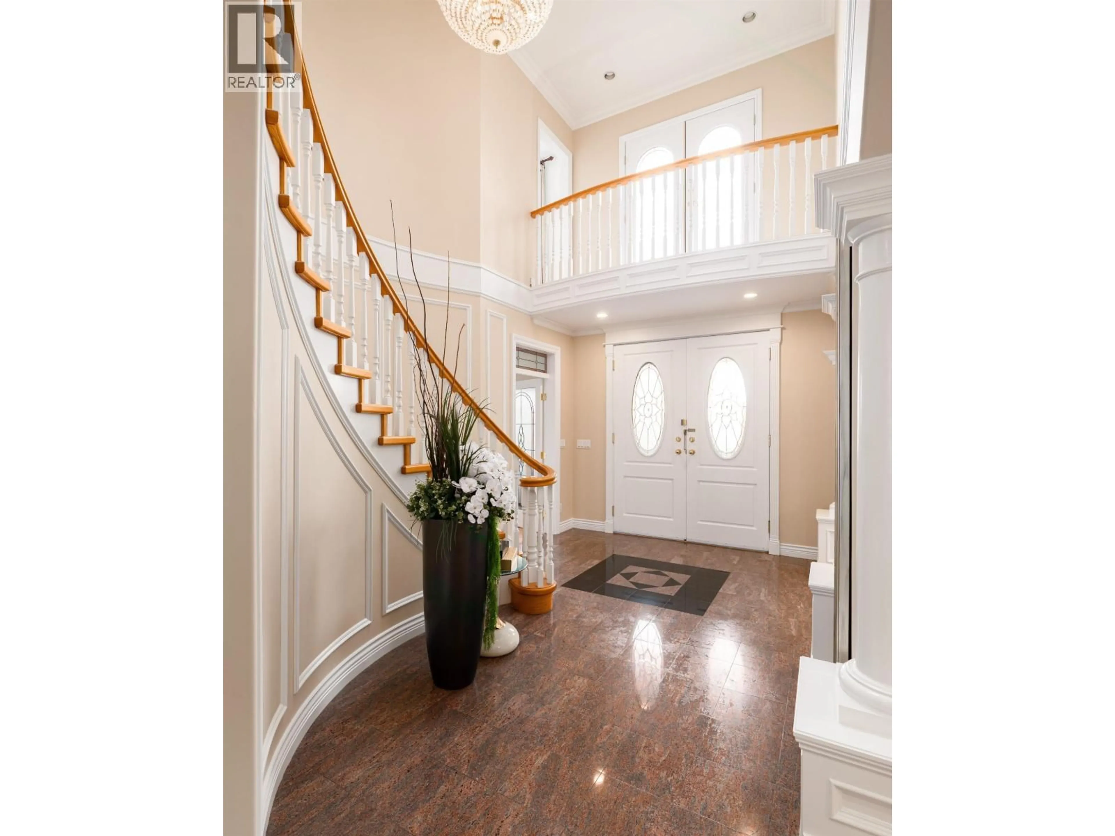 Indoor foyer for 6111 KITCHENER STREET, Burnaby British Columbia V5B2J5