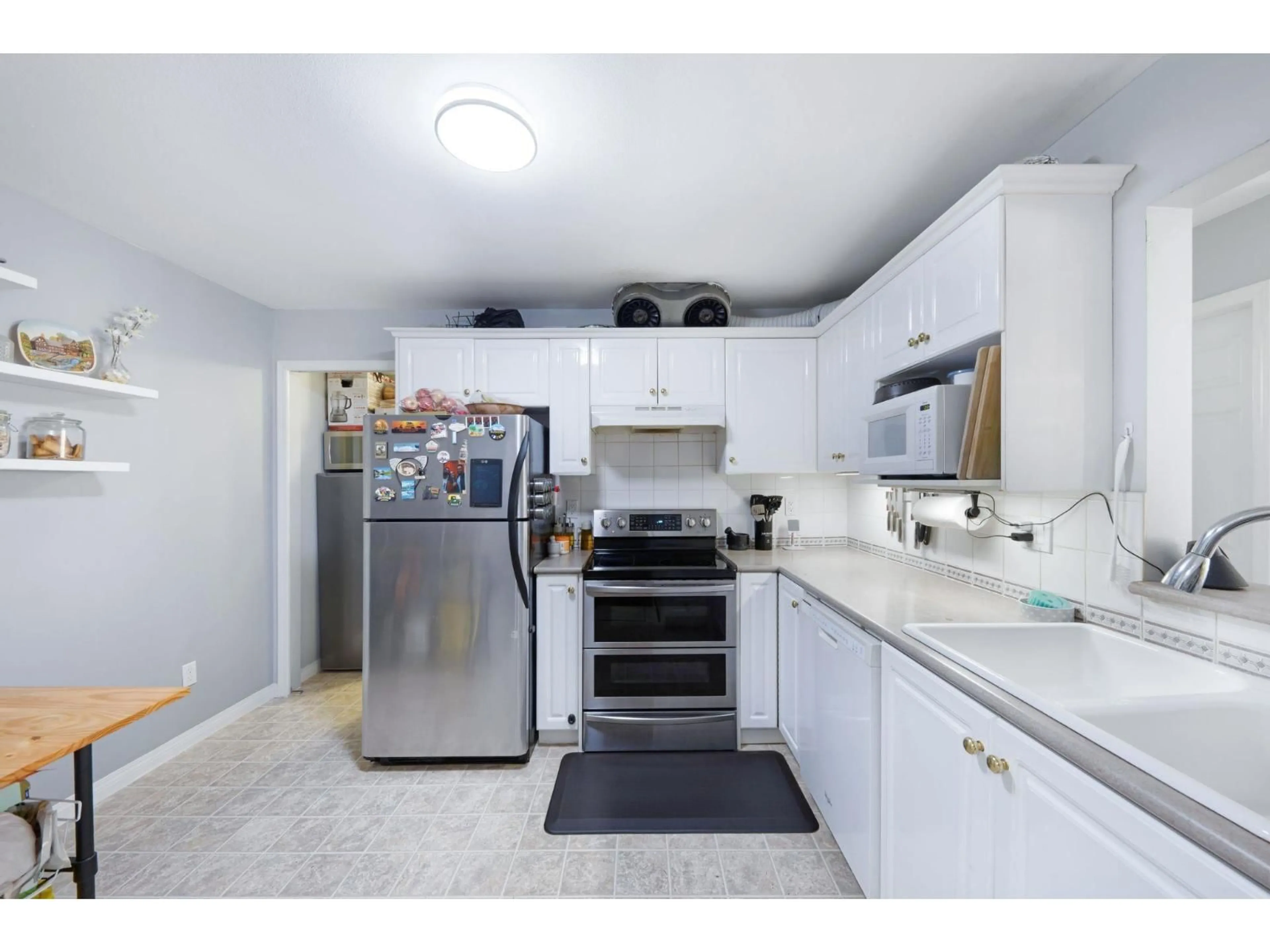 Standard kitchen, unknown for 215 - 12125 75A, Surrey British Columbia V3W1B9