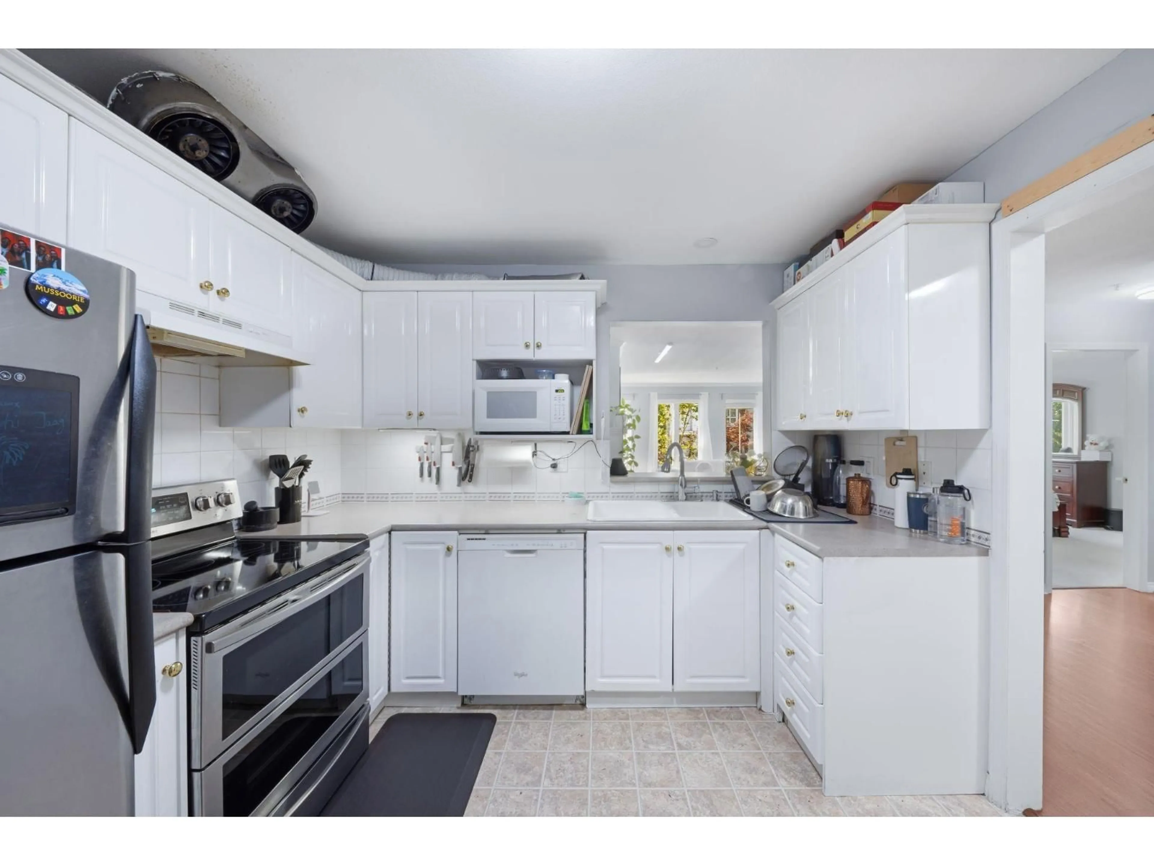 Standard kitchen, ceramic/tile floor for 215 - 12125 75A, Surrey British Columbia V3W1B9