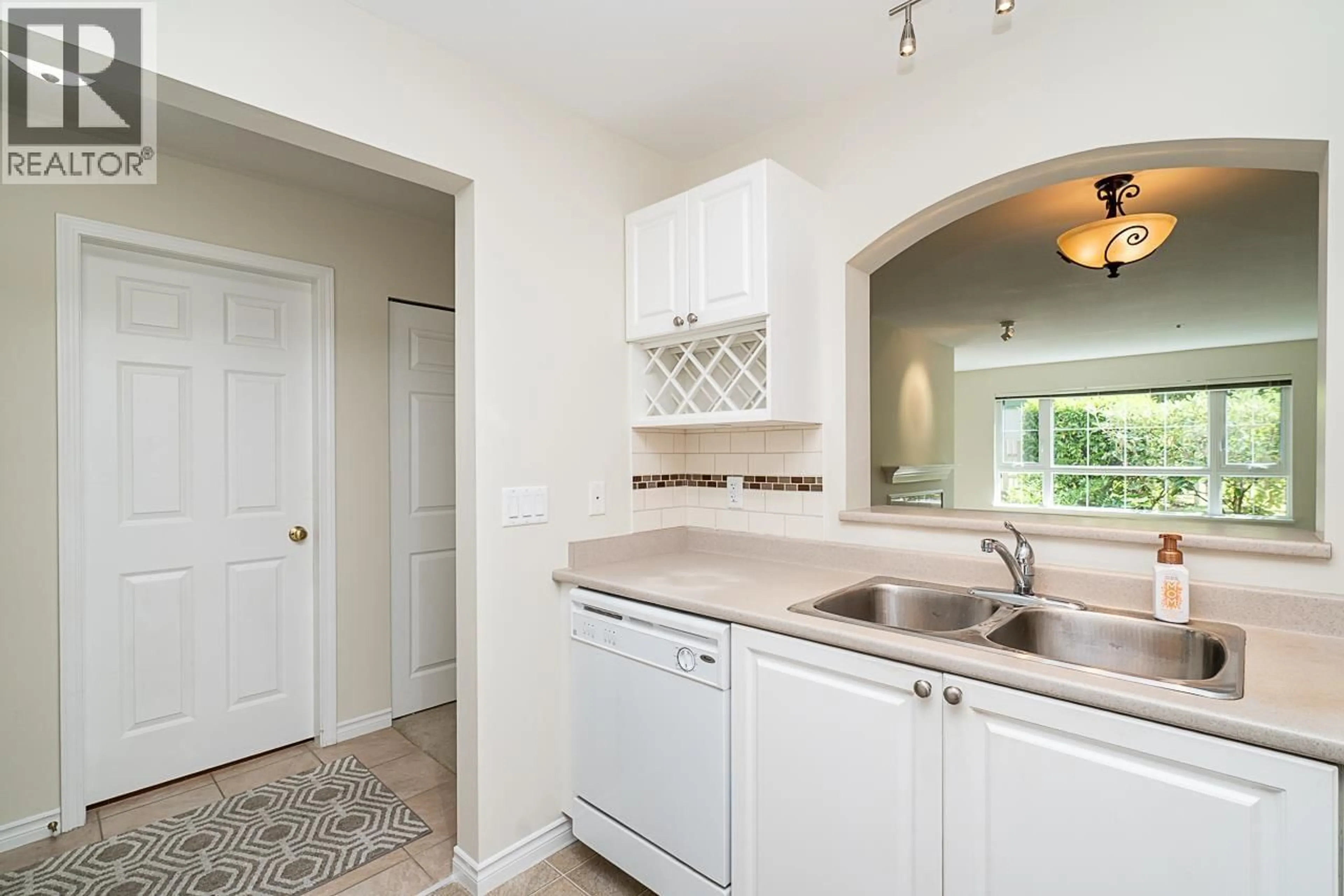 Standard kitchen, ceramic/tile floor for 137 - 2980 PRINCESS CRESCENT, Coquitlam British Columbia V3B7R4