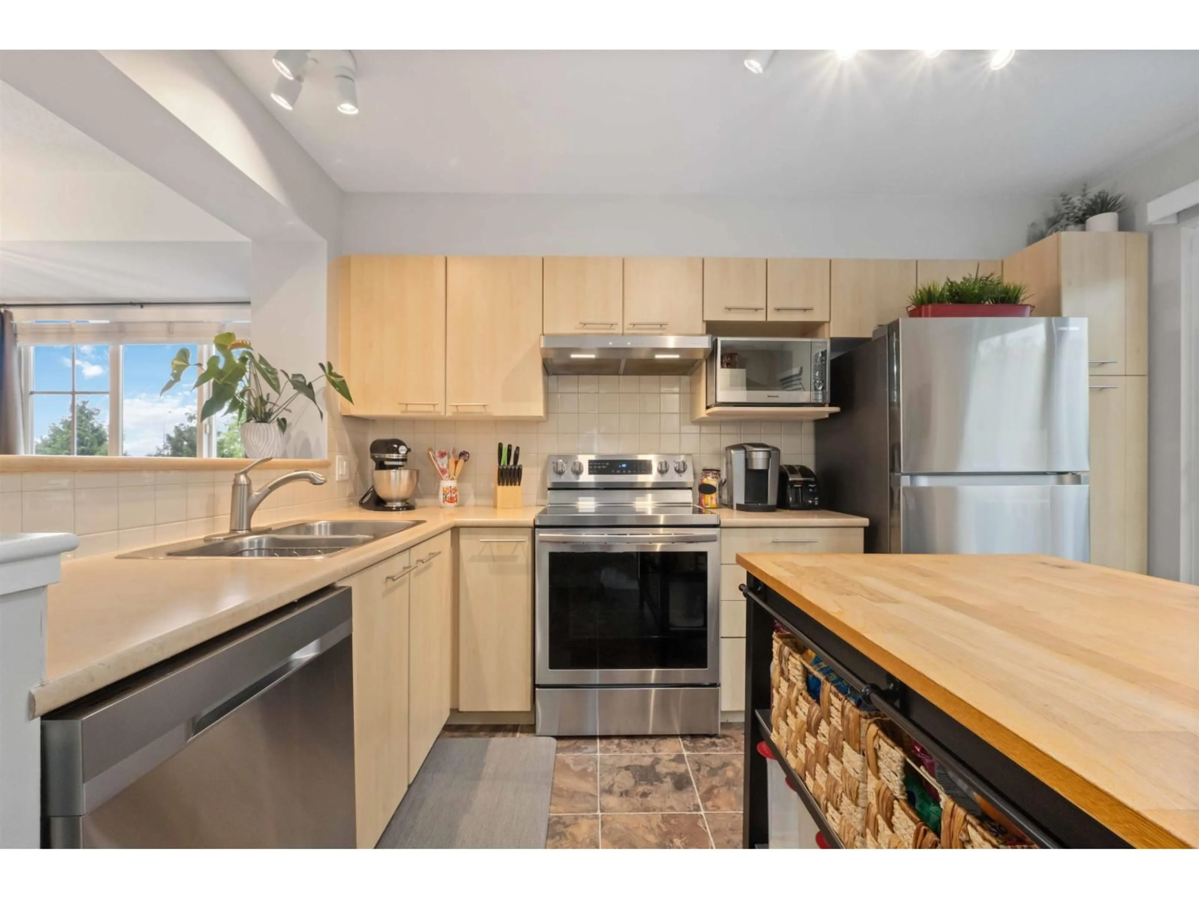 Standard kitchen, wood/laminate floor for 37 - 20560 66 AVENUE, Langley British Columbia V2Y2Y8