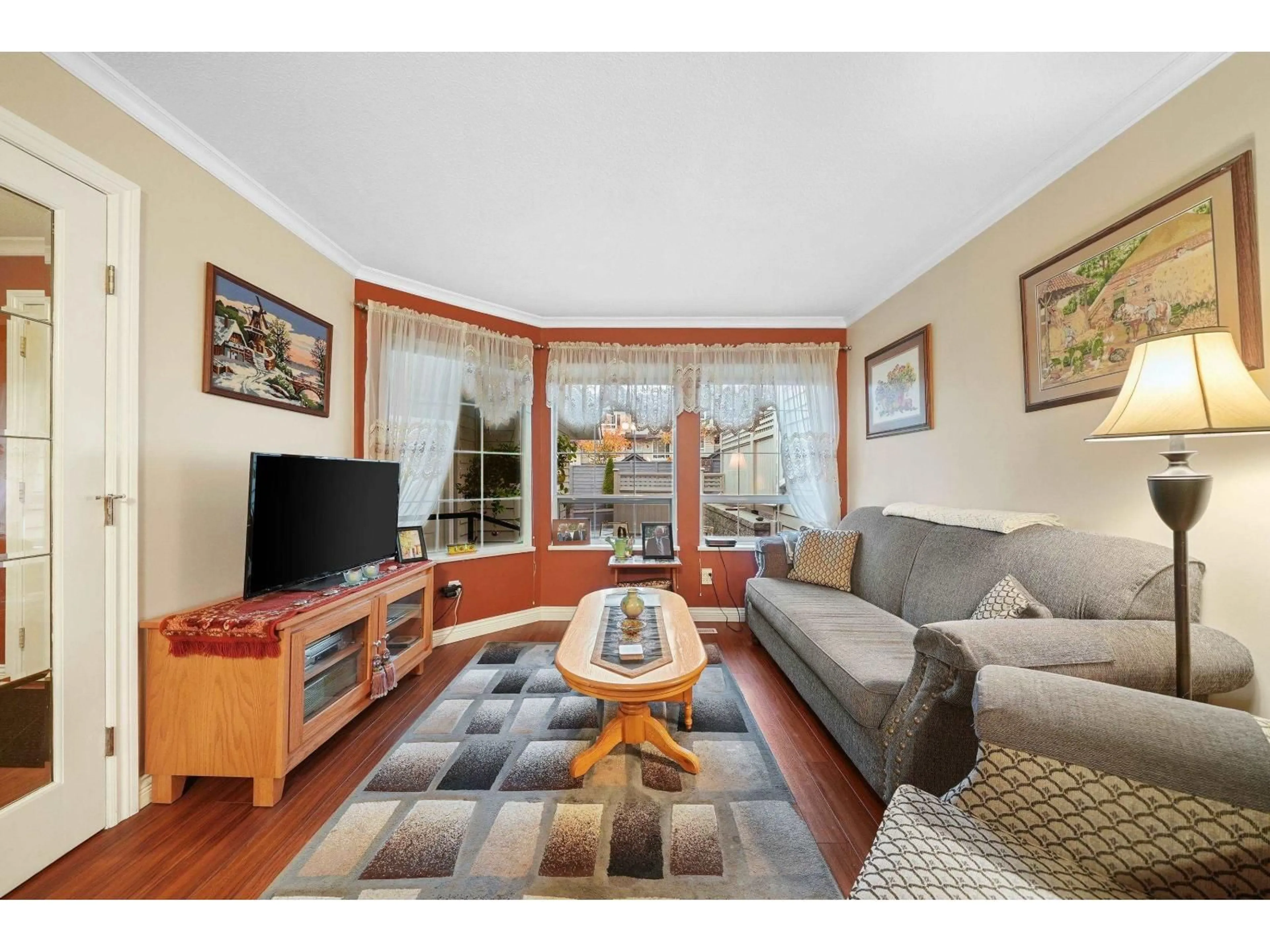 Living room with furniture, wood/laminate floor for 58 - 21848 50TH, Langley British Columbia V3A8A9