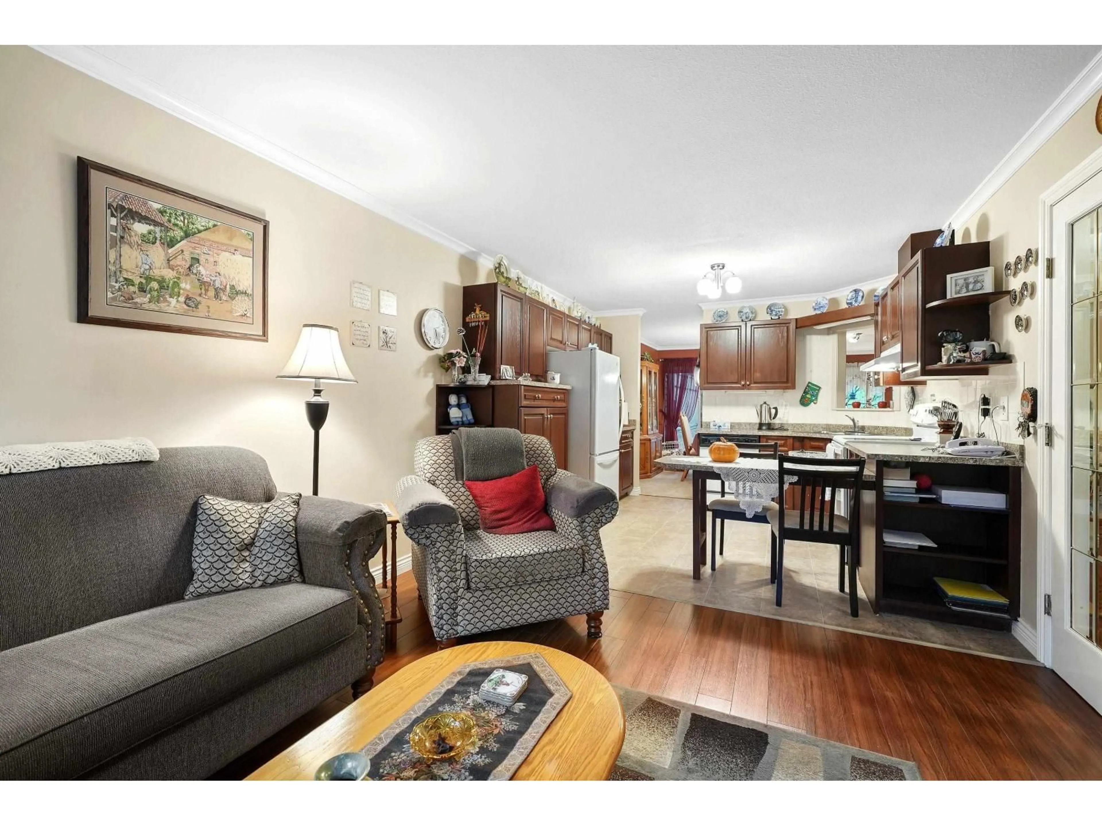 Living room with furniture, wood/laminate floor for 58 - 21848 50TH, Langley British Columbia V3A8A9