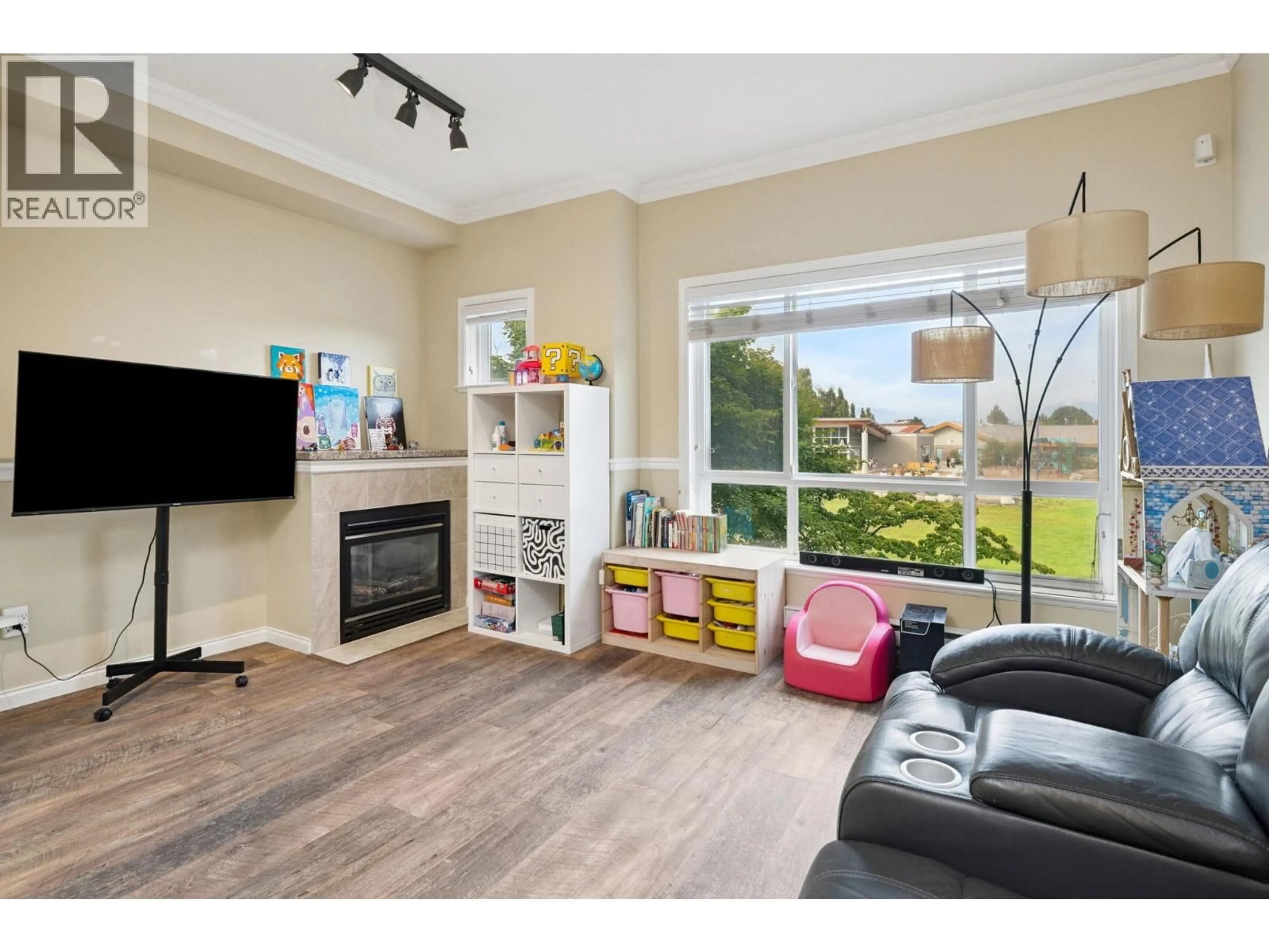 Living room with furniture, wood/laminate floor for 16 - 9451 GRANVILLE AVENUE, Richmond British Columbia V6Y1P9