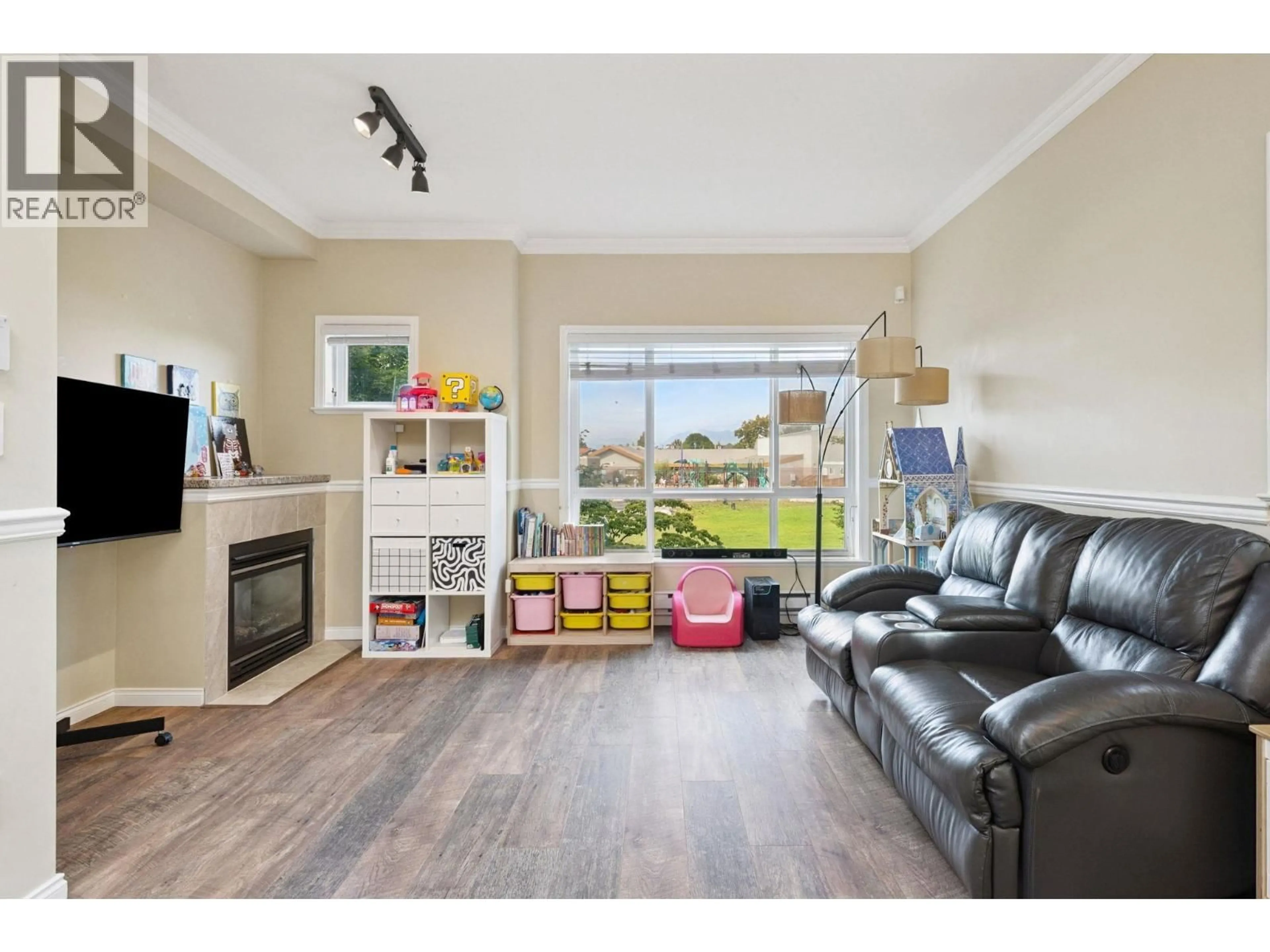 Living room with furniture, wood/laminate floor for 16 - 9451 GRANVILLE AVENUE, Richmond British Columbia V6Y1P9