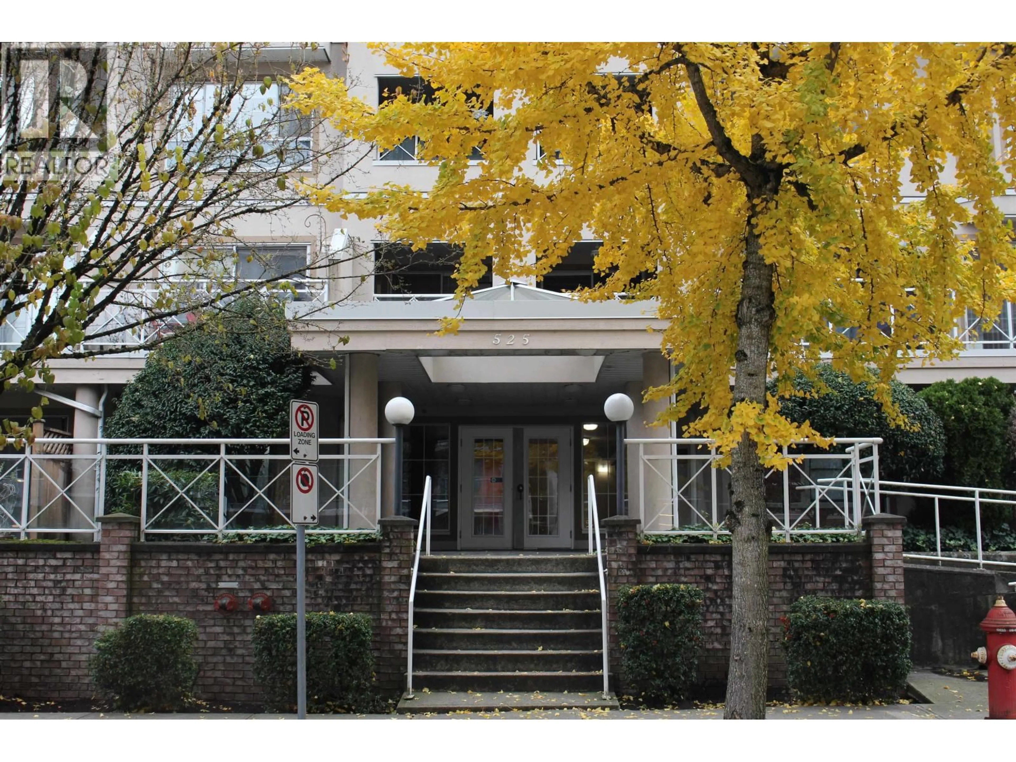 Indoor foyer for 101 - 525 AGNES STREET, New Westminster British Columbia V3L1G2