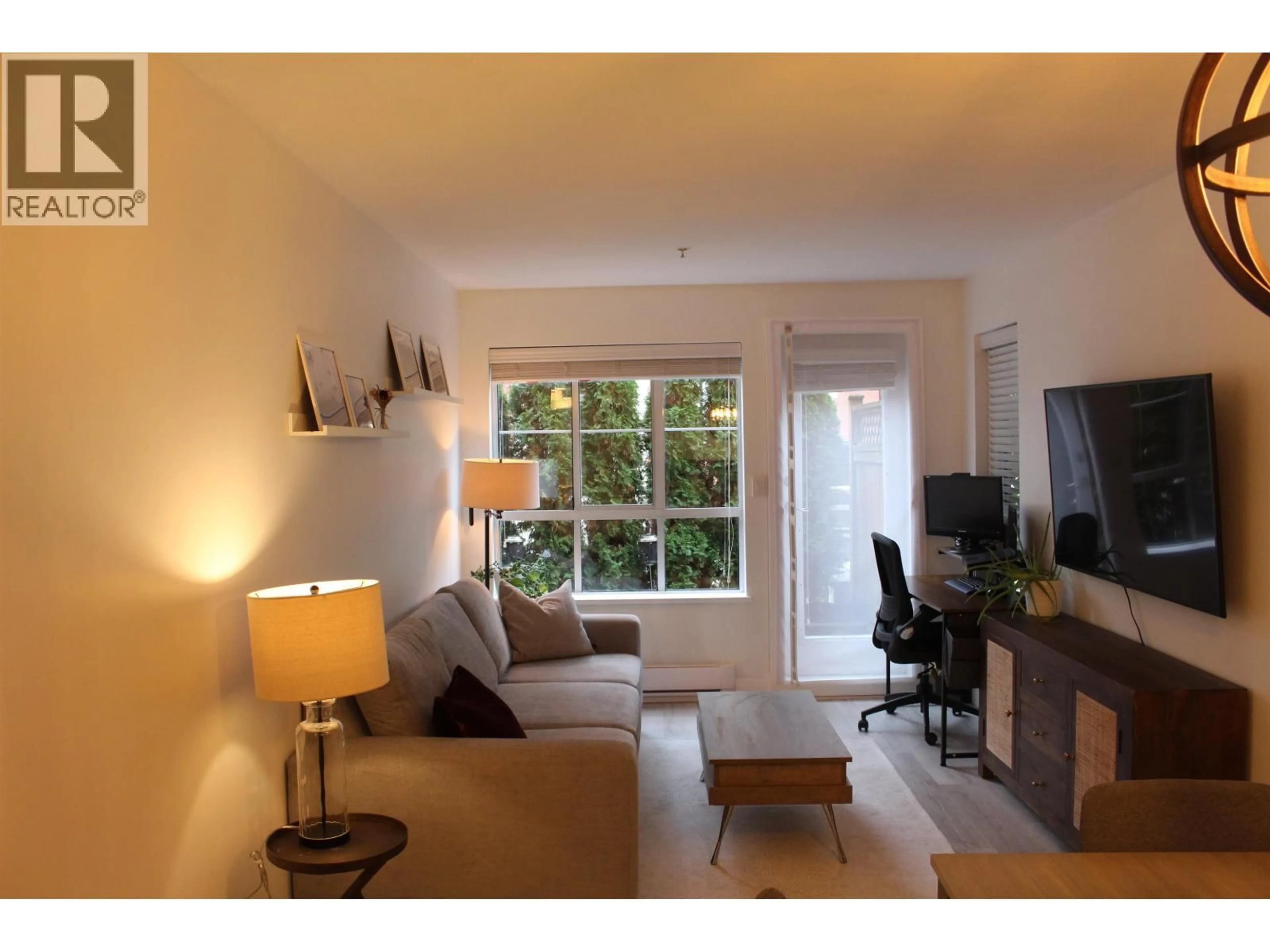 Living room with furniture, wood/laminate floor for 101 - 525 AGNES STREET, New Westminster British Columbia V3L1G2