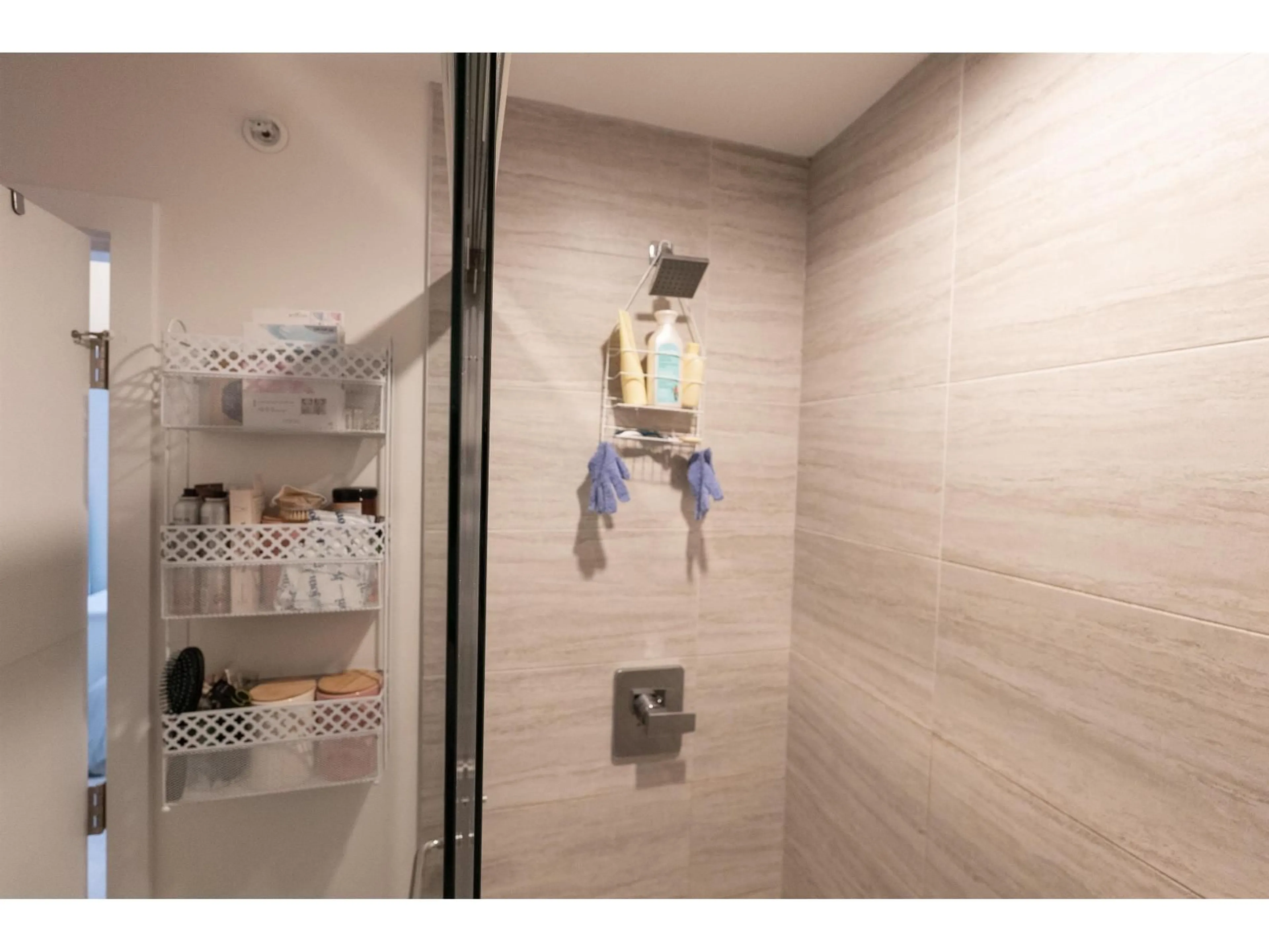 Contemporary bathroom, ceramic/tile floor for 6 - 19628 55A, Langley British Columbia V3A0M6