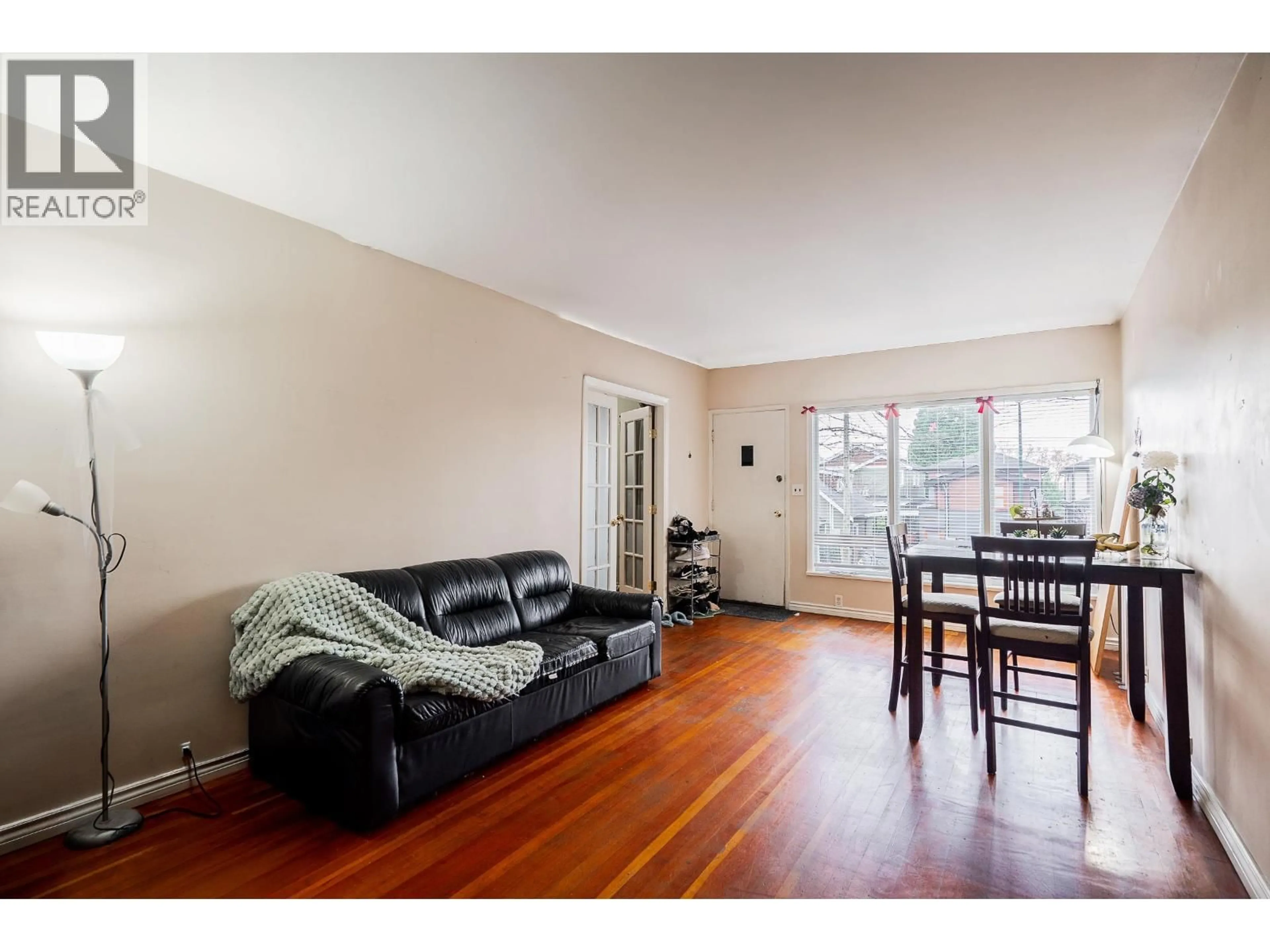 Living room with furniture, wood/laminate floor for 869 60TH AVENUE, Vancouver British Columbia V6P2A2