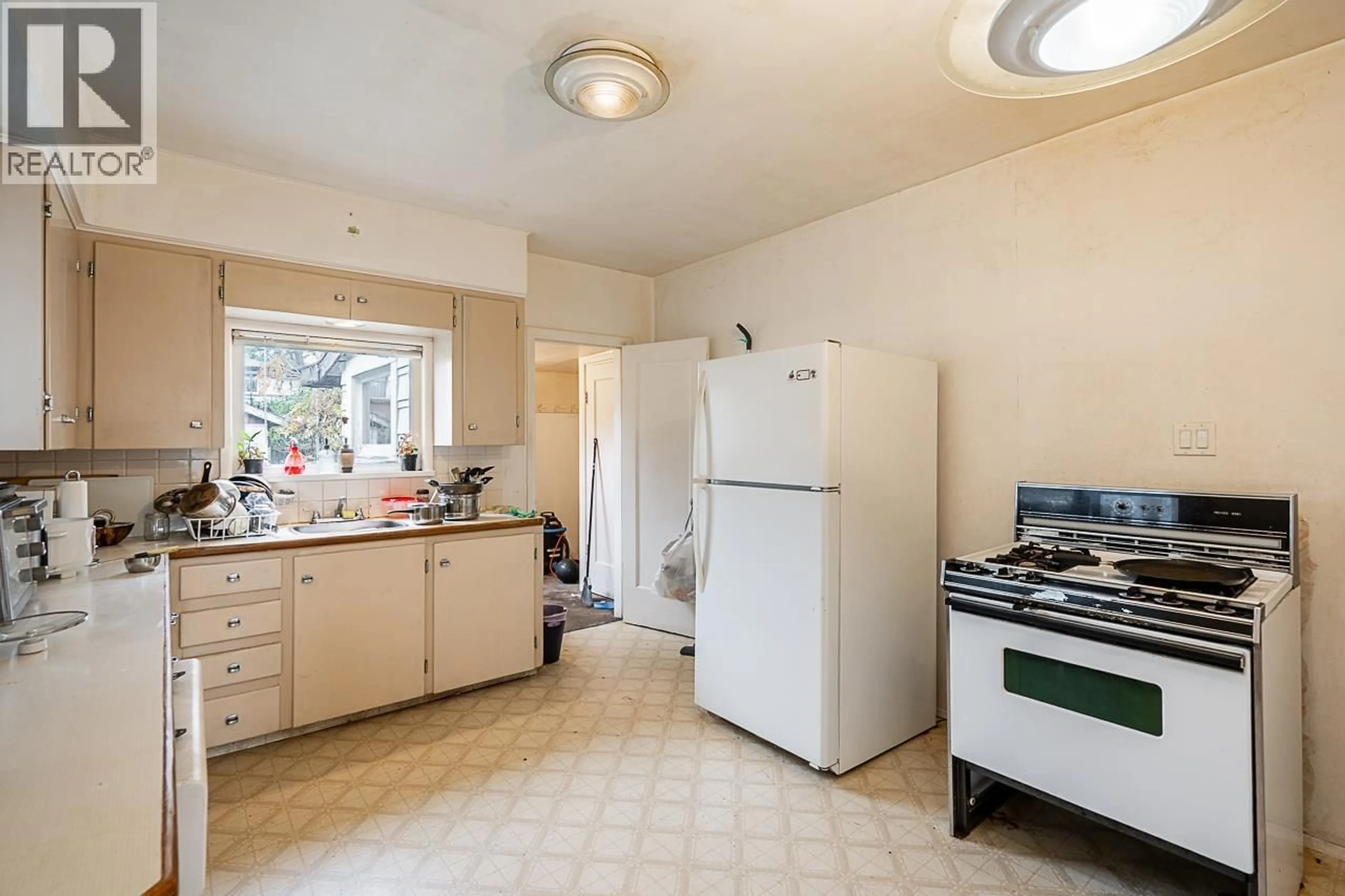 Standard kitchen, unknown for 869 60TH AVENUE, Vancouver British Columbia V6P2A2