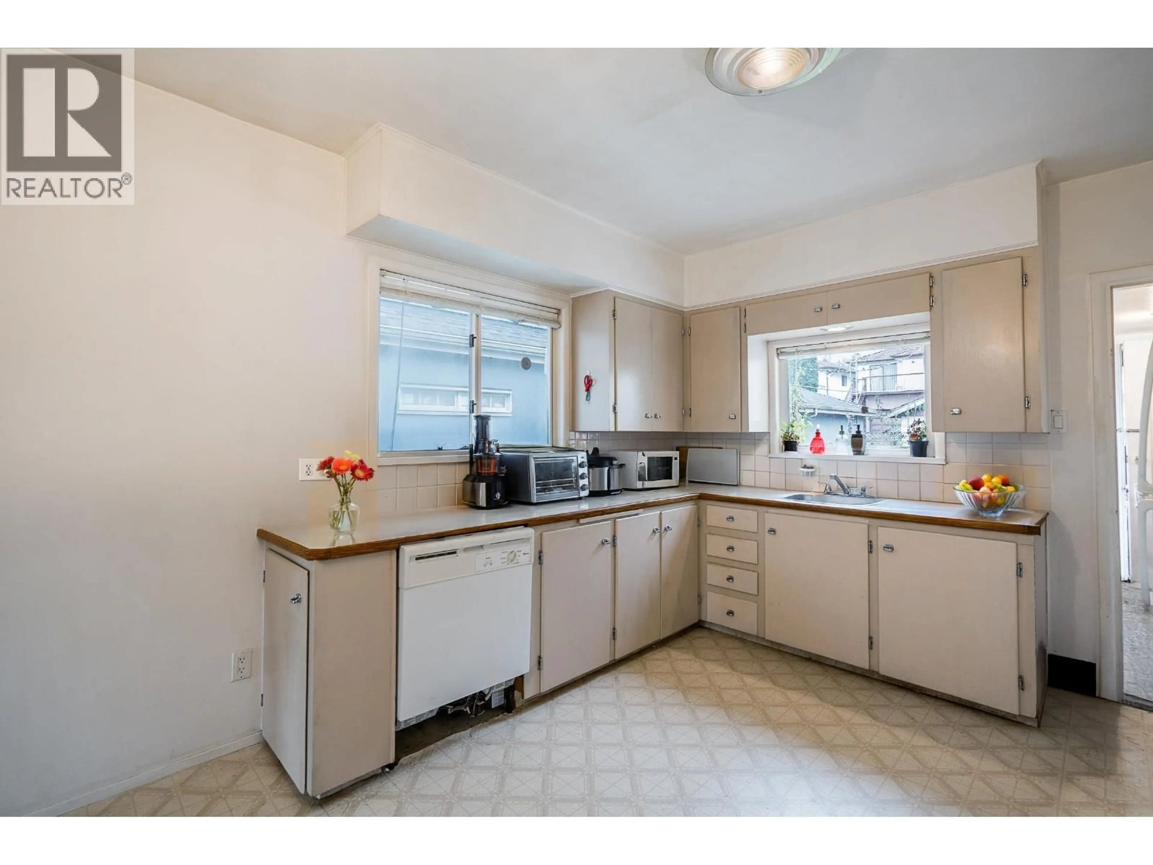 Standard kitchen, unknown for 869 60TH AVENUE, Vancouver British Columbia V6P2A2
