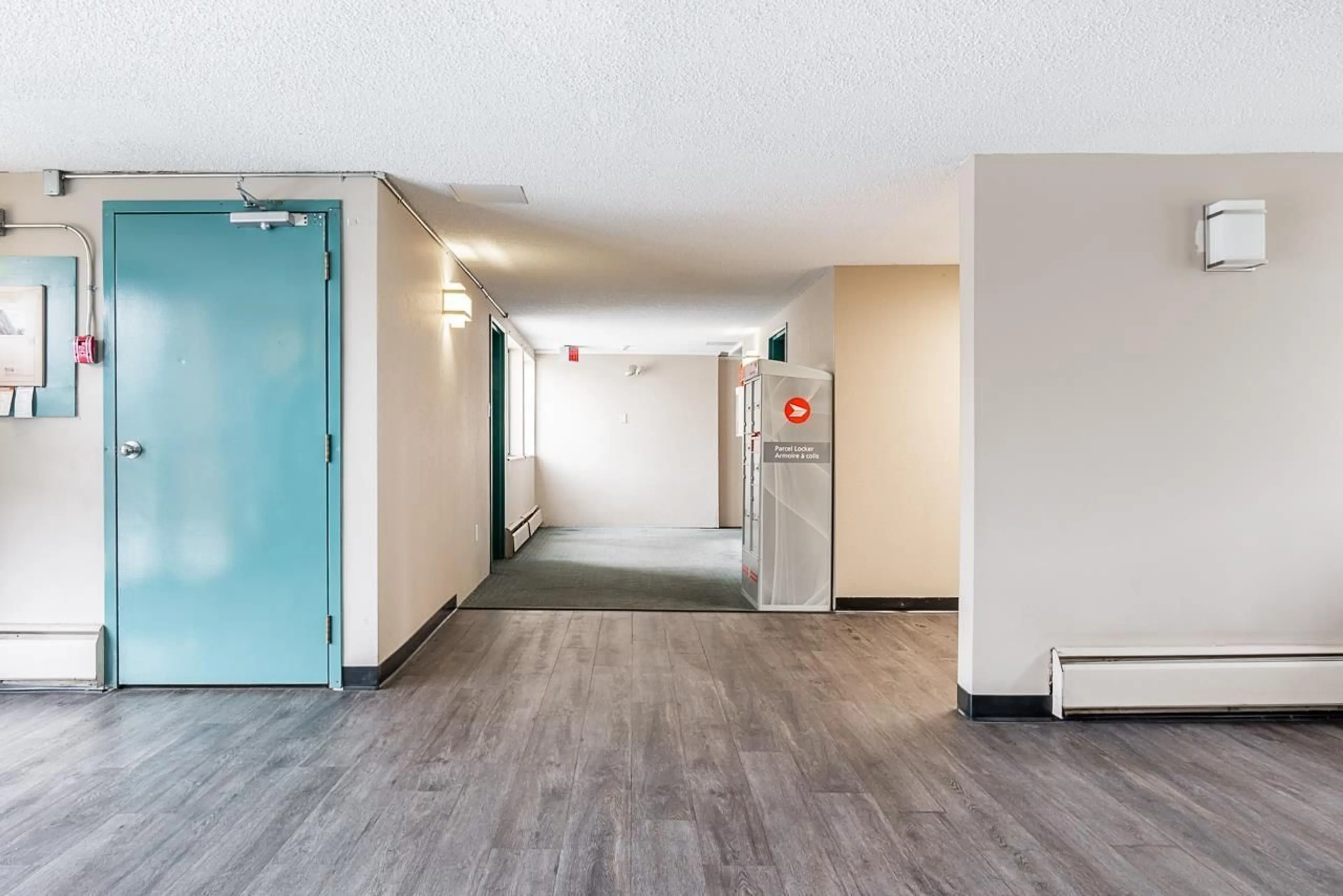 Indoor foyer for 341 - 1909 SALTON, Abbotsford British Columbia V3S5B6