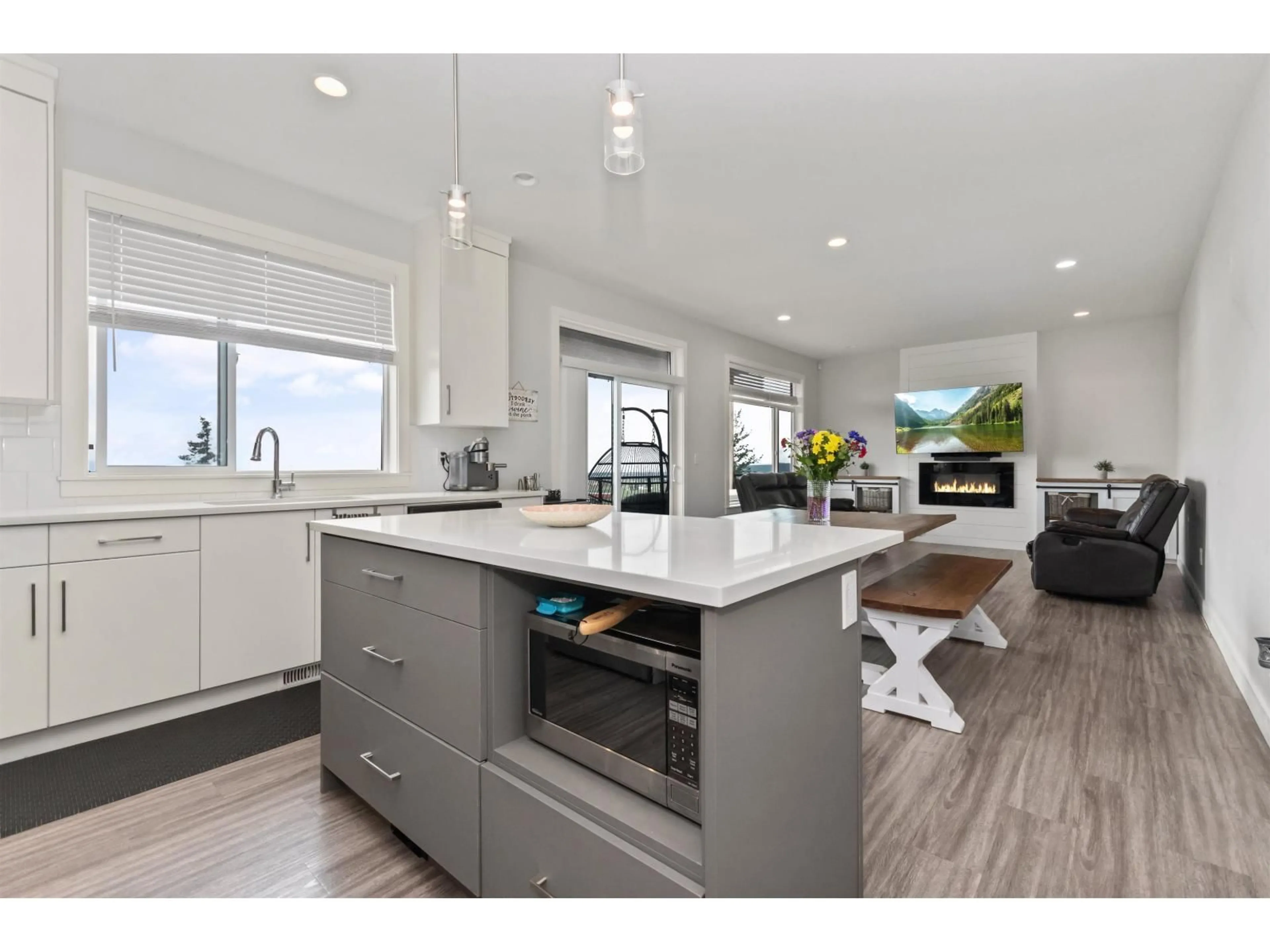 Open concept kitchen, wood/laminate floor for 22 - 6262 REXFORD DRIVE, Chilliwack British Columbia V2R6B4