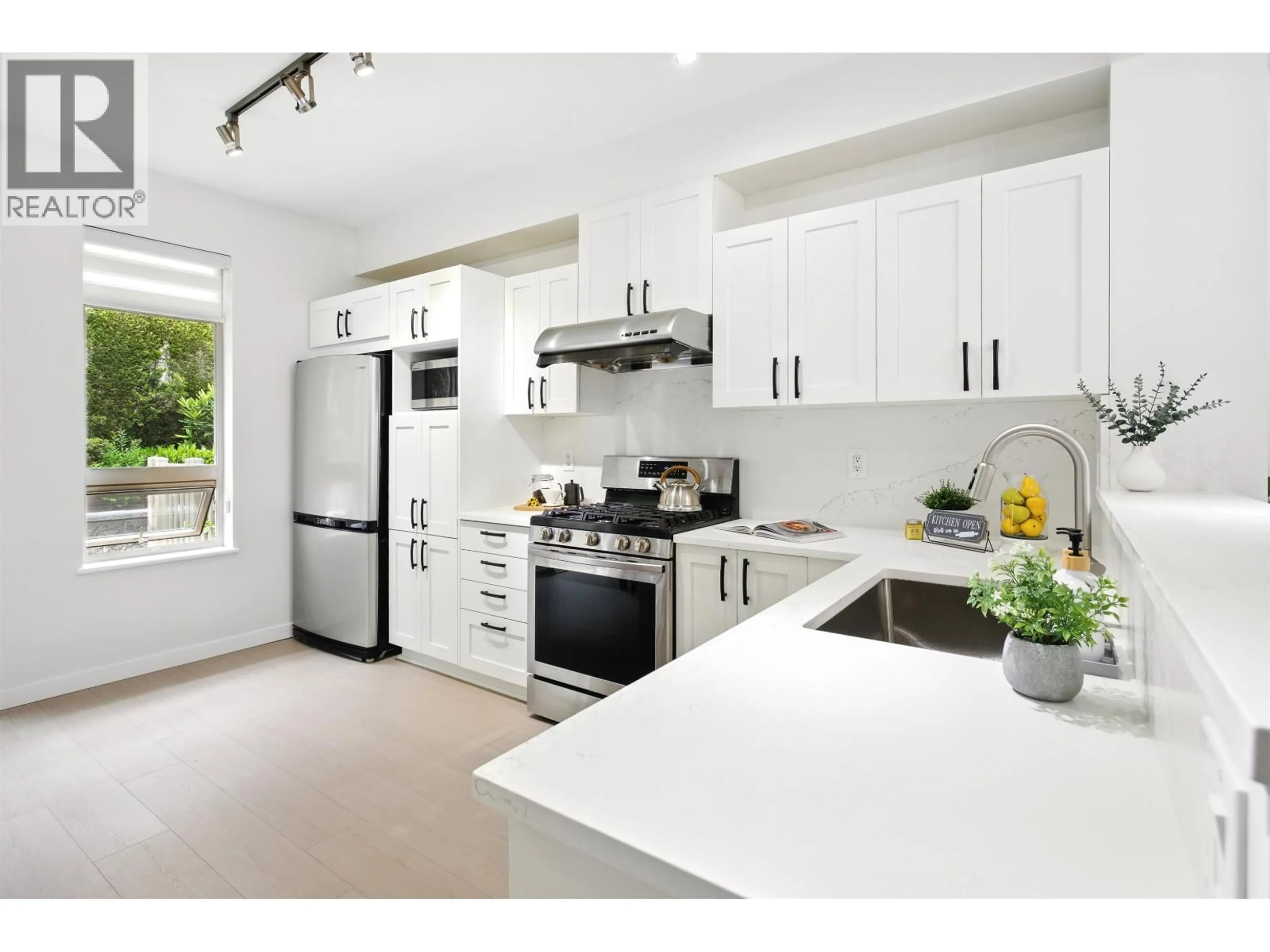 Open concept kitchen, ceramic/tile floor for 10 - 3065 DAYANEE SPRINGS BOULEVARD, Coquitlam British Columbia V3E0A5