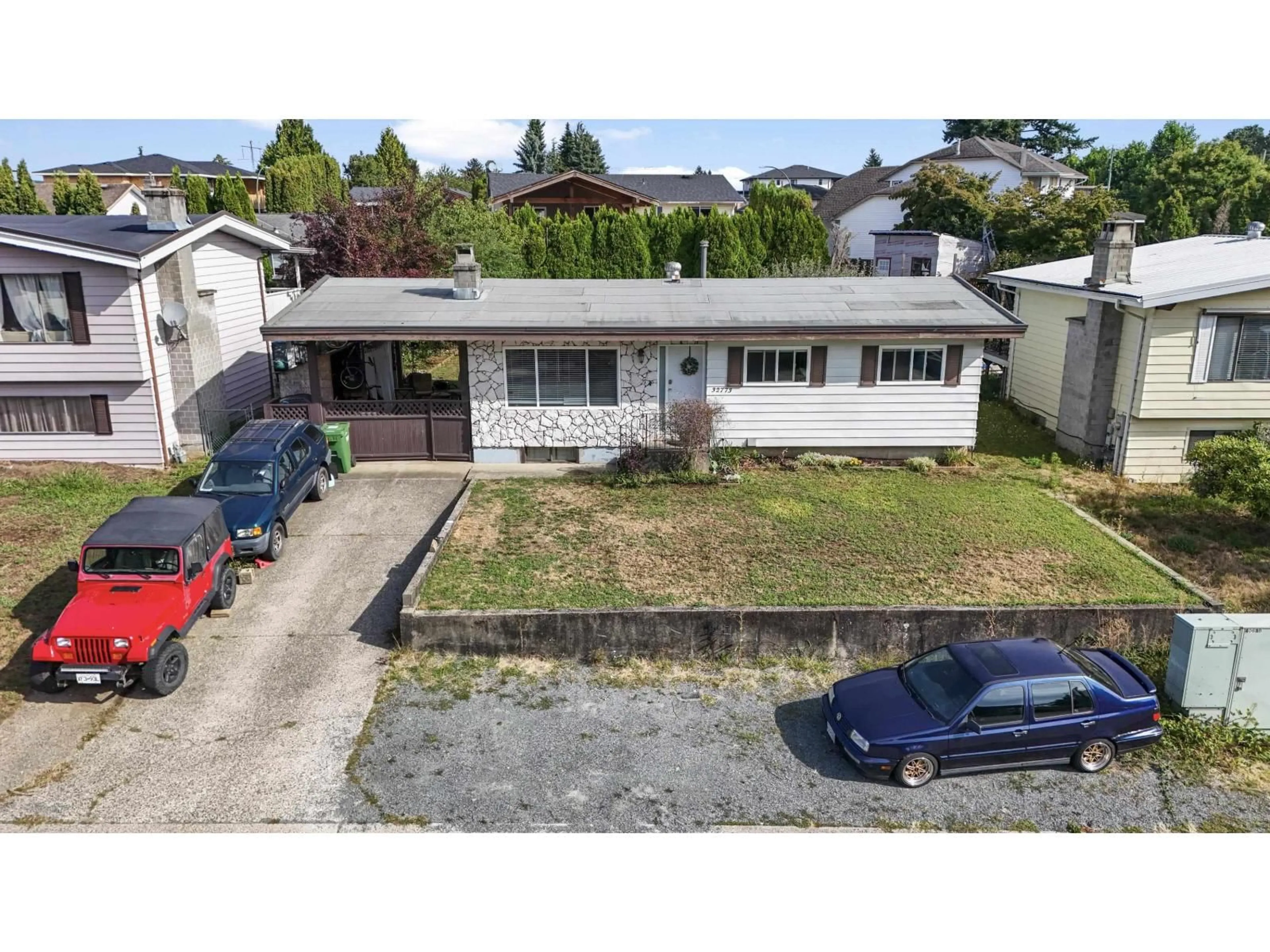 A pic from outside/outdoor area/front of a property/back of a property/a pic from drone, street for 32773 CHEHALIS, Abbotsford British Columbia V2T4Y9