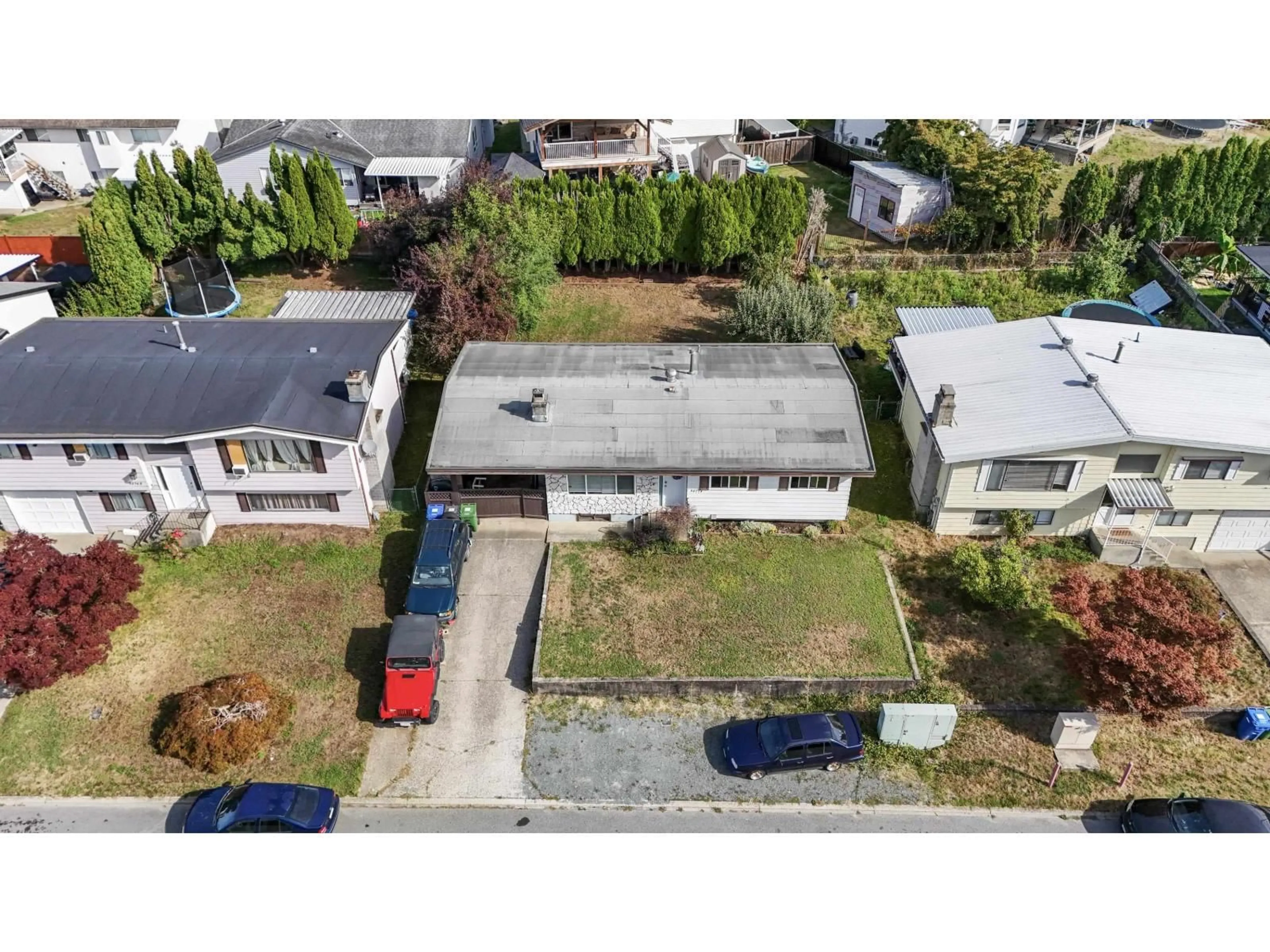 A pic from outside/outdoor area/front of a property/back of a property/a pic from drone, street for 32773 CHEHALIS, Abbotsford British Columbia V2T4Y9