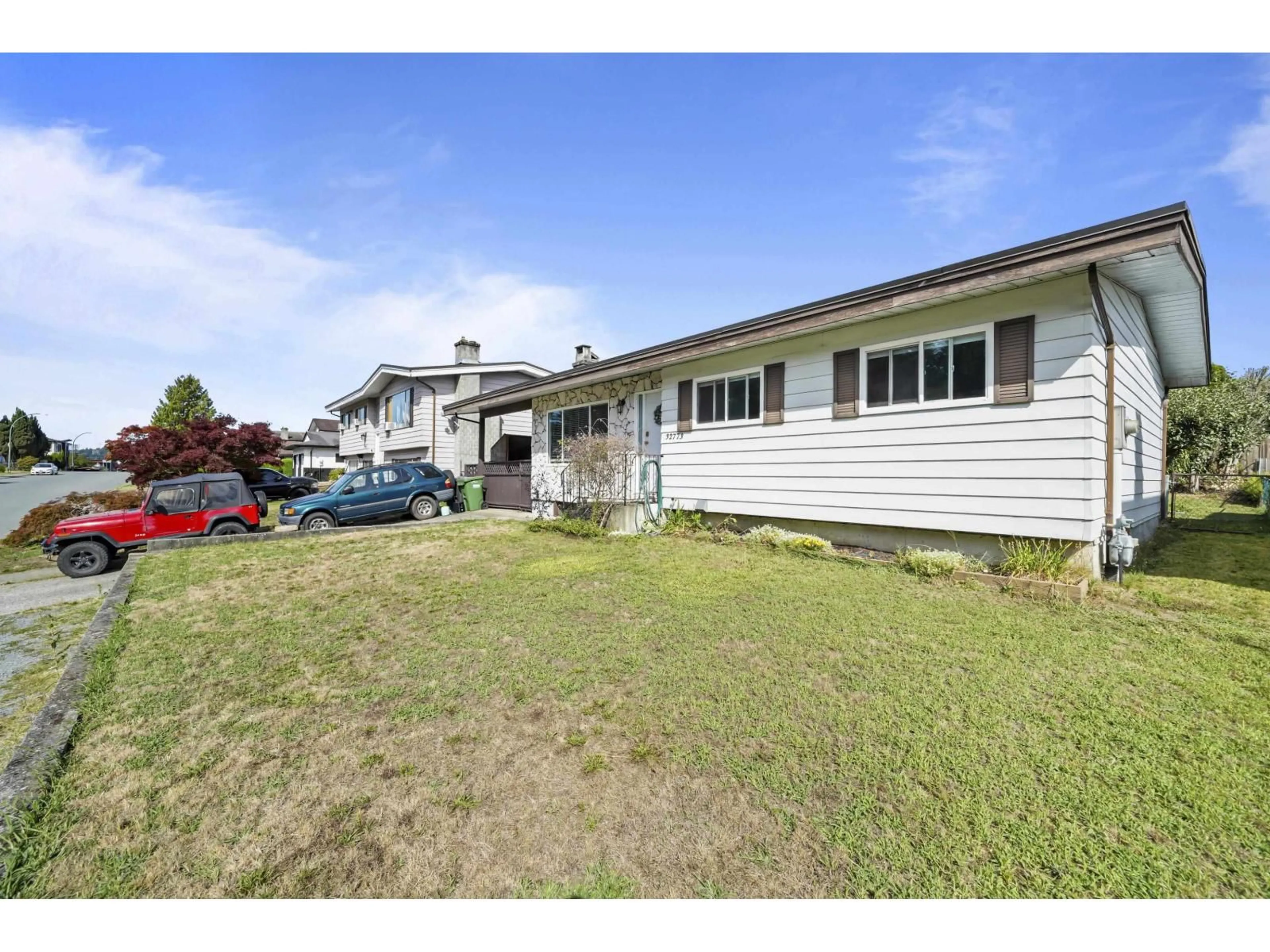 A pic from outside/outdoor area/front of a property/back of a property/a pic from drone, street for 32773 CHEHALIS, Abbotsford British Columbia V2T4Y9