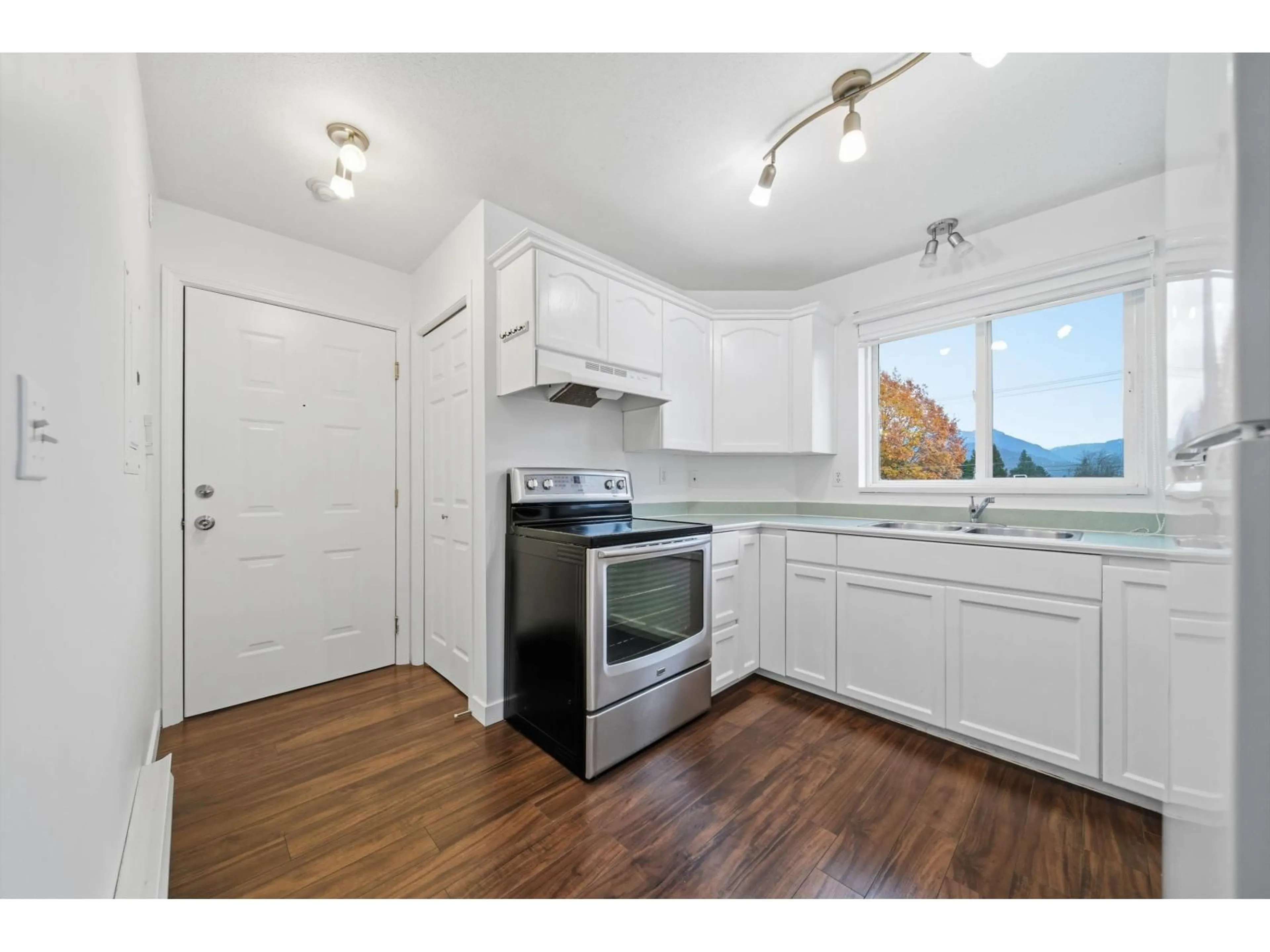 Standard kitchen, wood/laminate floor for 301 - 46777 YALE ROAD, Chilliwack British Columbia V2P2S3