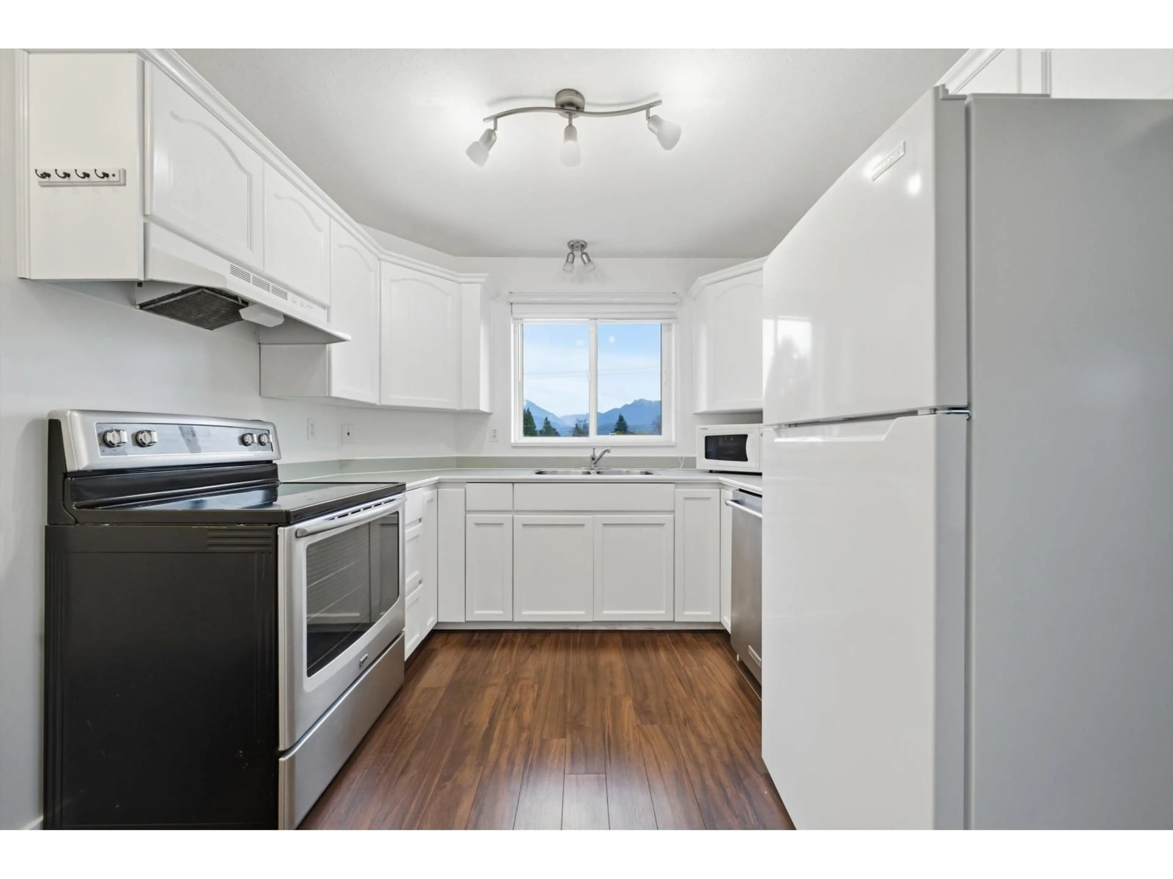 Standard kitchen, unknown for 301 - 46777 YALE ROAD, Chilliwack British Columbia V2P2S3