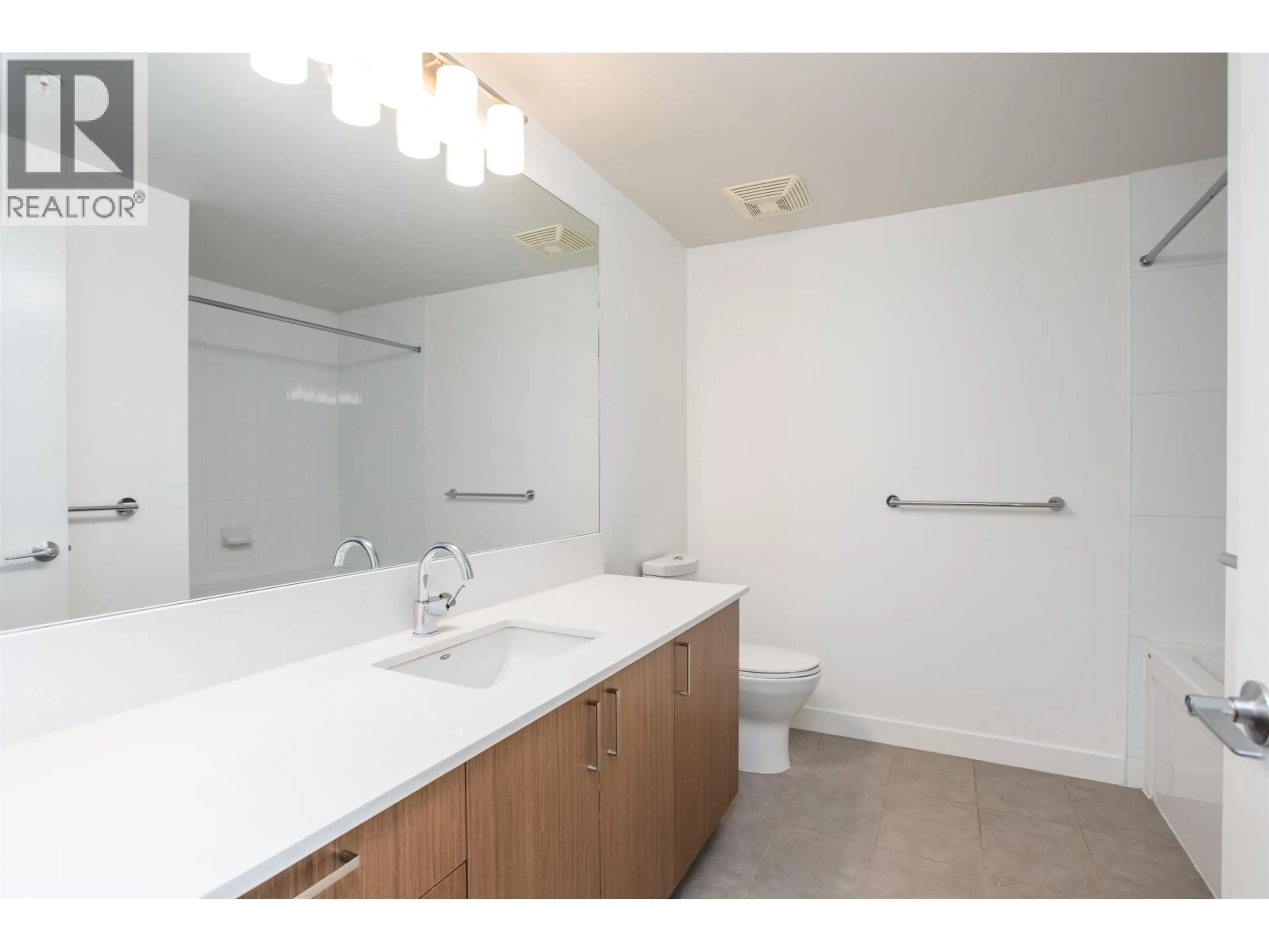 Standard bathroom, unknown for 310 - 221 UNION STREET, Vancouver British Columbia V6A0B4