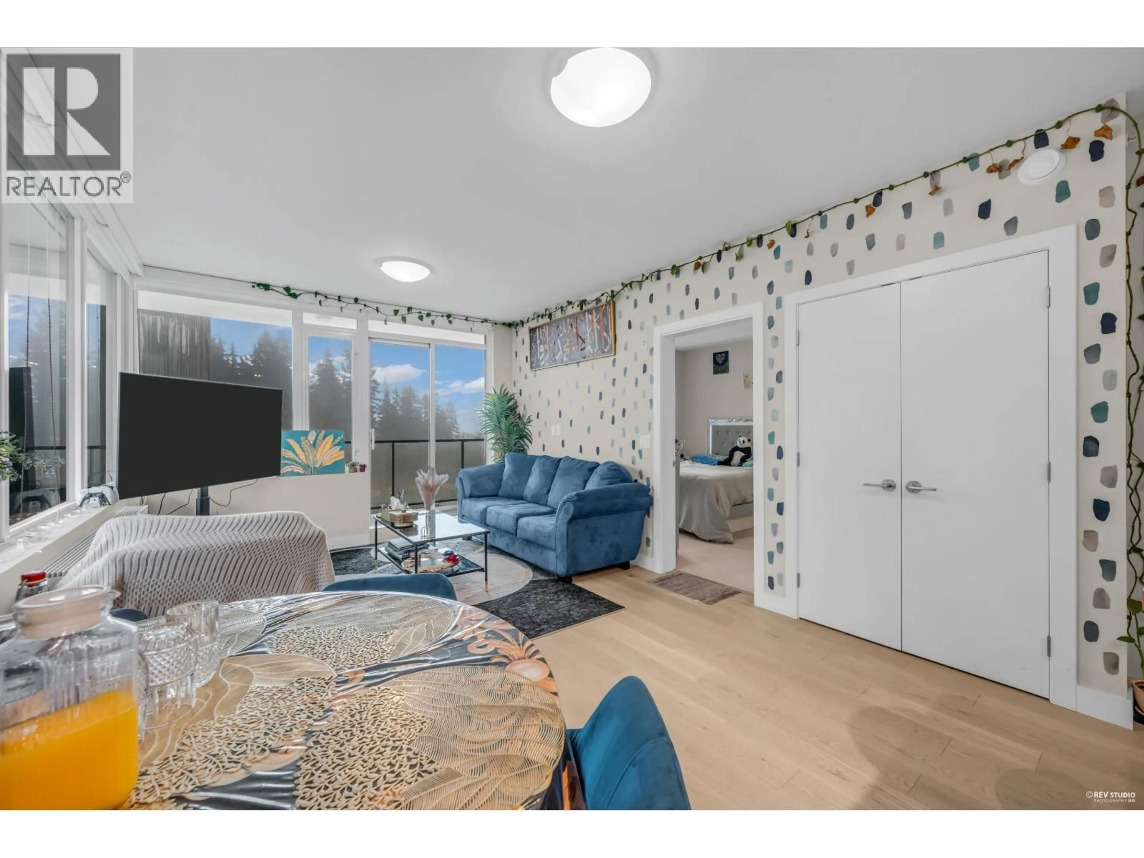 Living room with furniture, unknown for 702 - 8725 UNIVERSITY CRESCENT, Burnaby British Columbia V5A4Y8