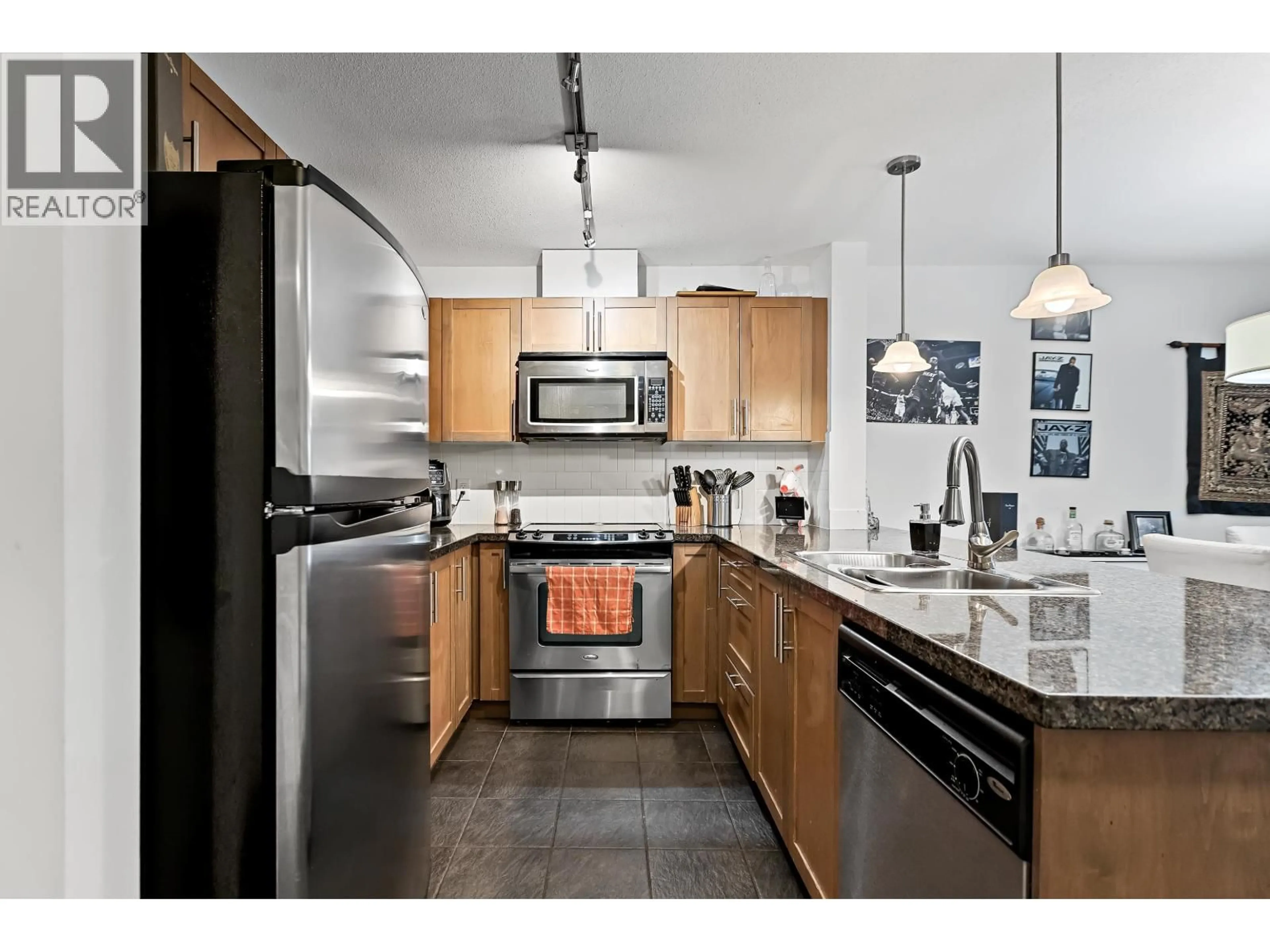 Open concept kitchen, ceramic/tile floor for 305 - 12283 224 STREET, Maple Ridge British Columbia V2X8Z3