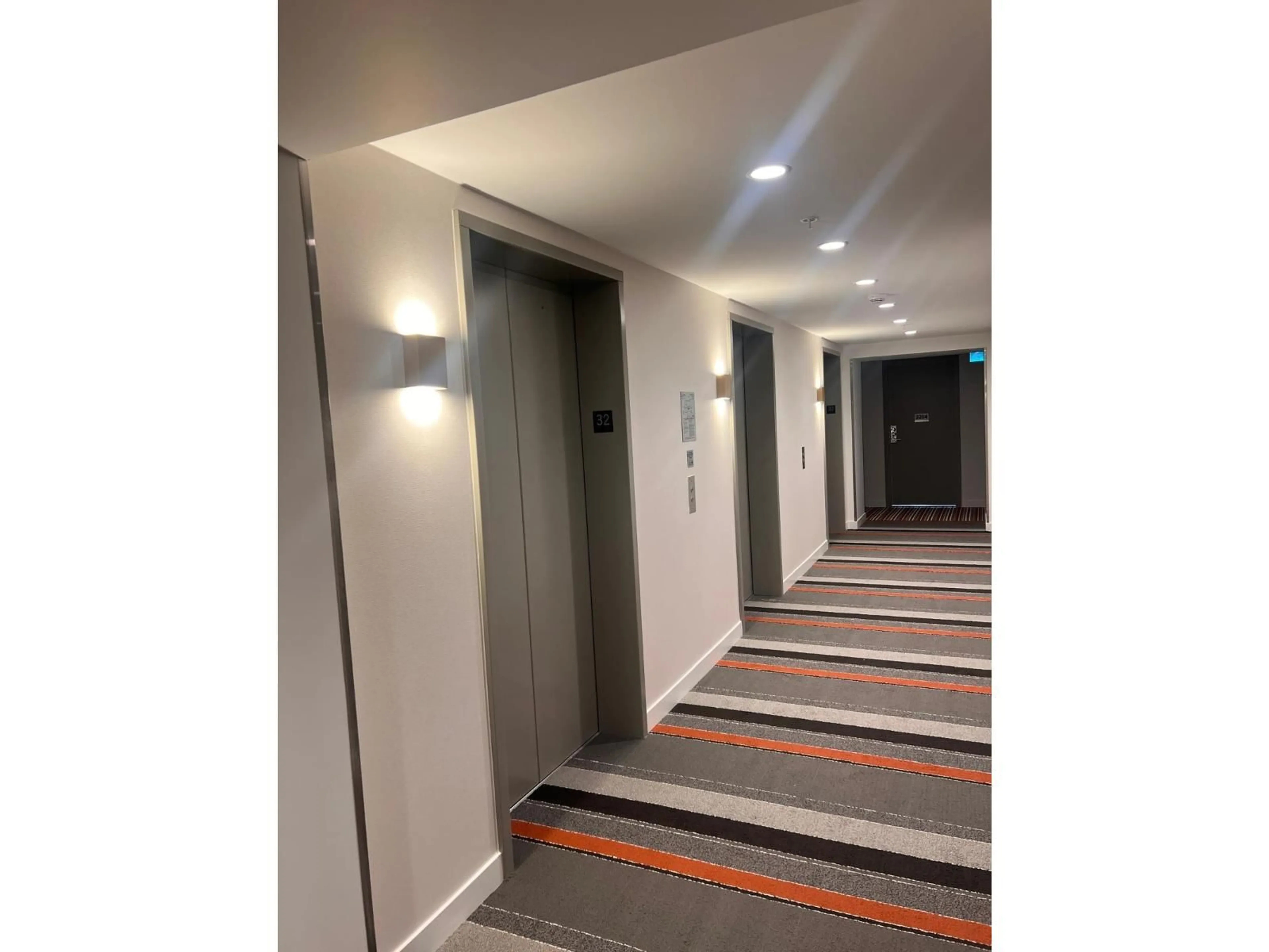 Indoor foyer for 3211 - 13675 107A AVENUE, Surrey British Columbia V3T2H2