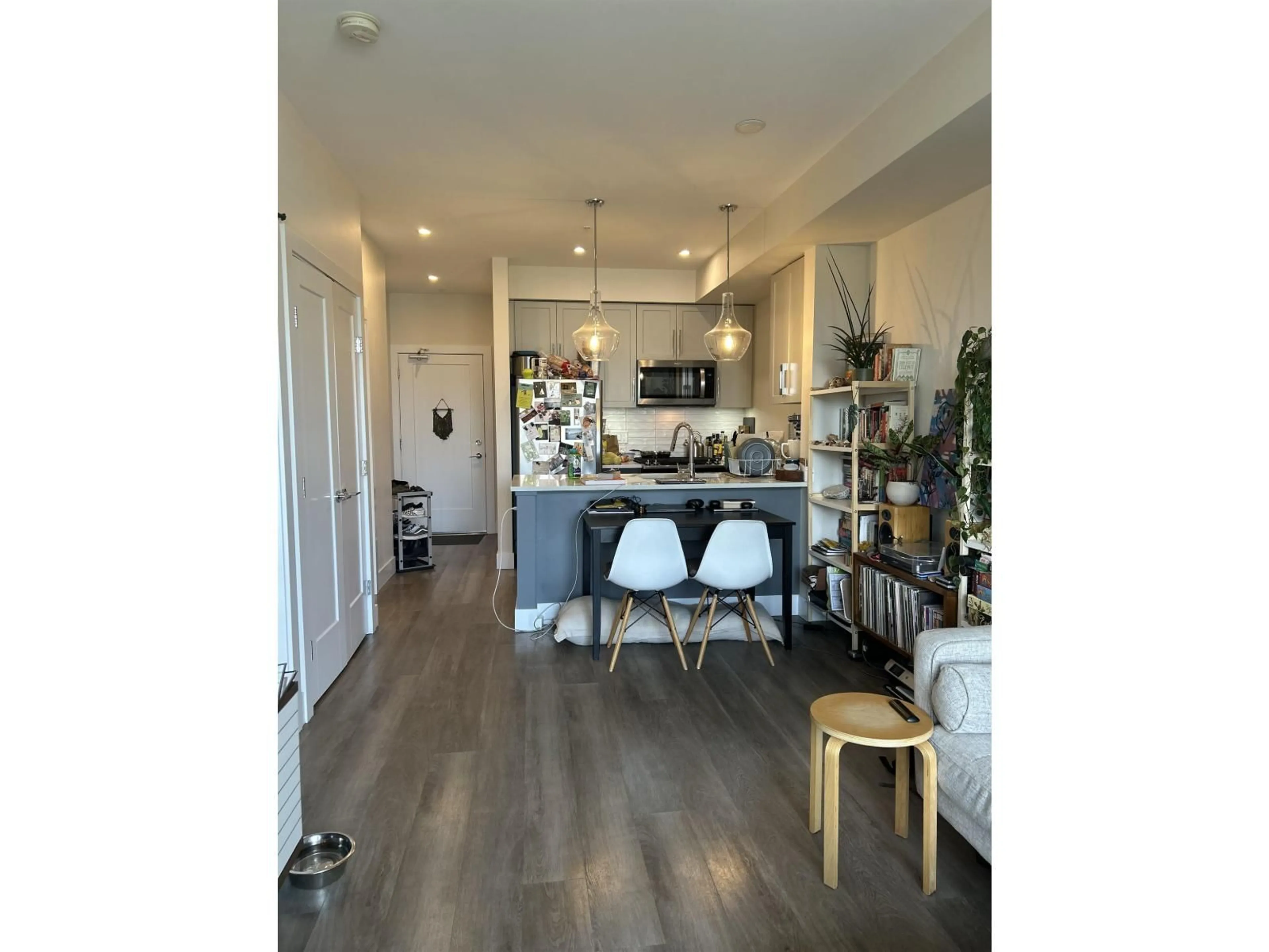 Open concept kitchen, wood/laminate floor for 304 - 32838 VENTURA, Abbotsford British Columbia V2S0M5