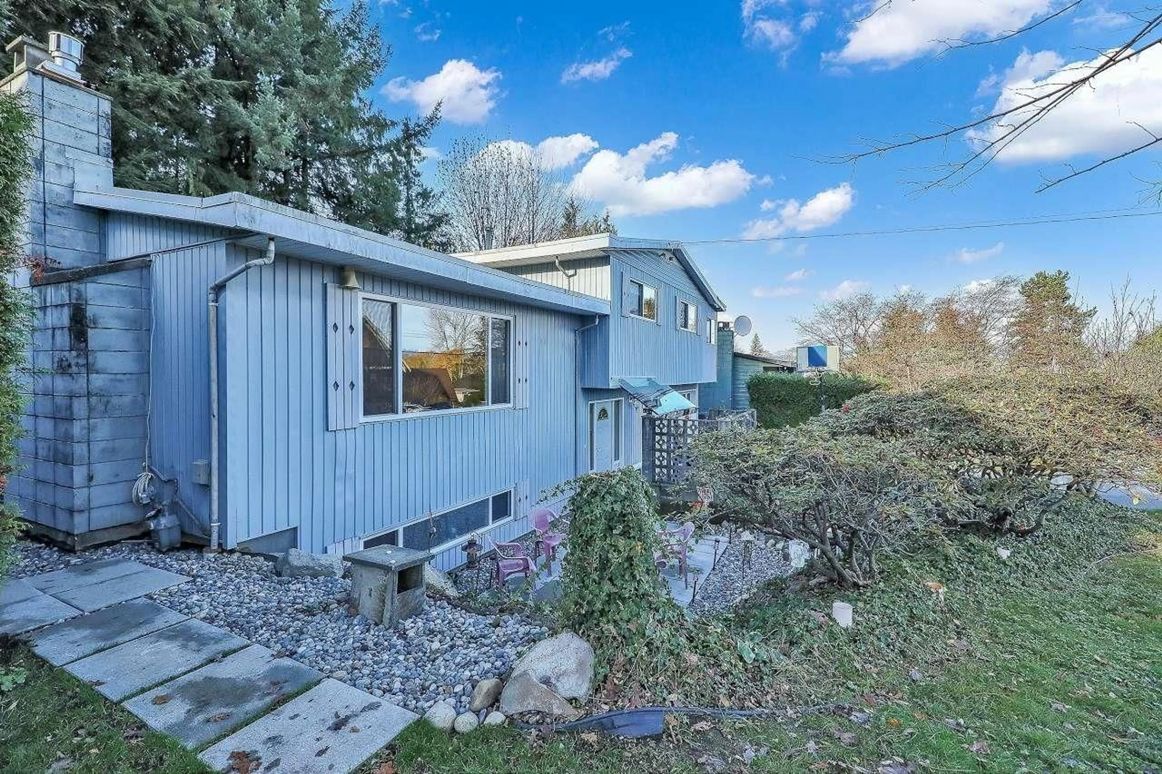 A pic from outside/outdoor area/front of a property/back of a property/a pic from drone, unknown for 11265 133A STREET, Surrey British Columbia V3R2Y8