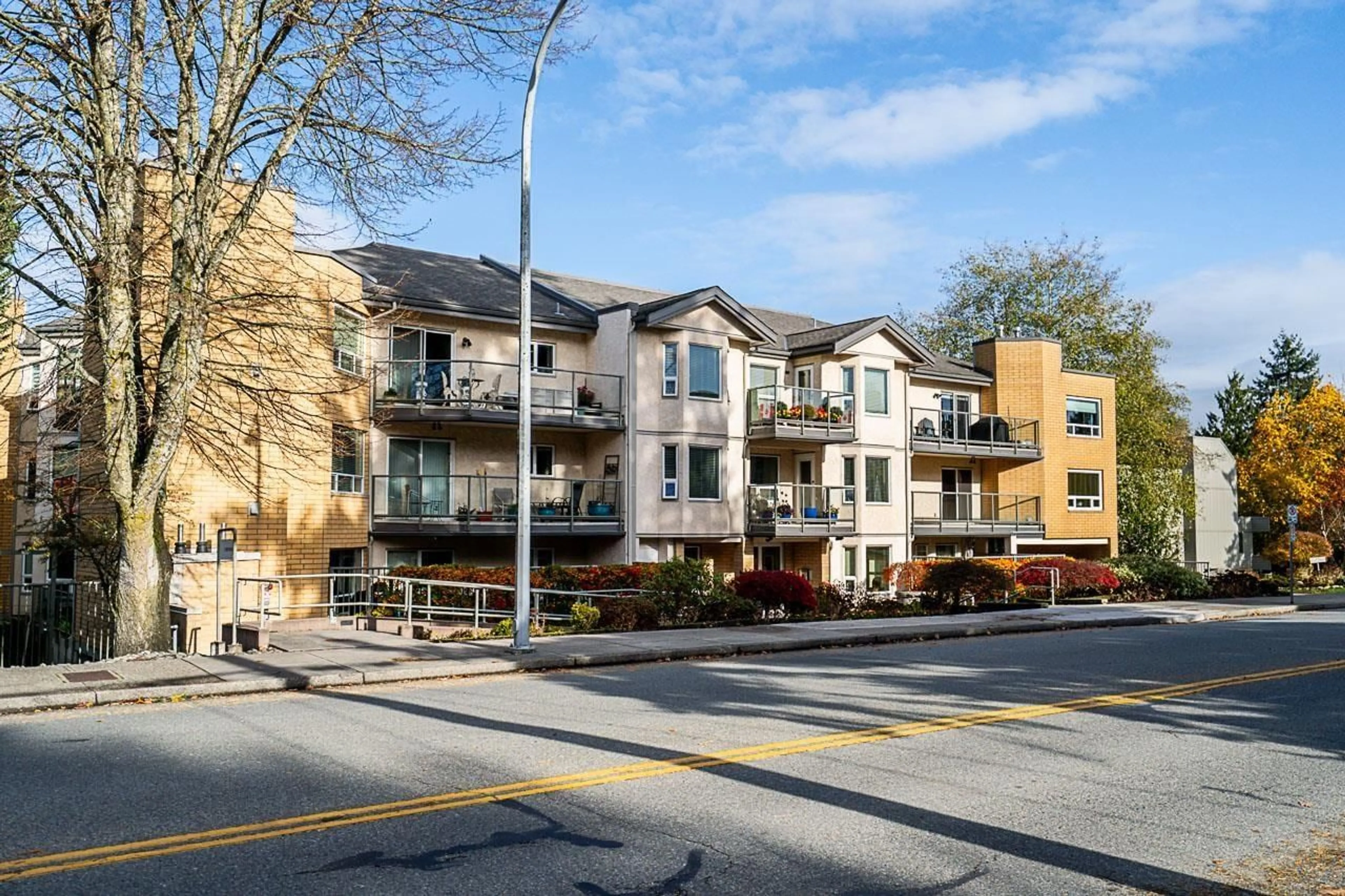 Unknown for 212 - 15255 18, Surrey British Columbia V4A1W9