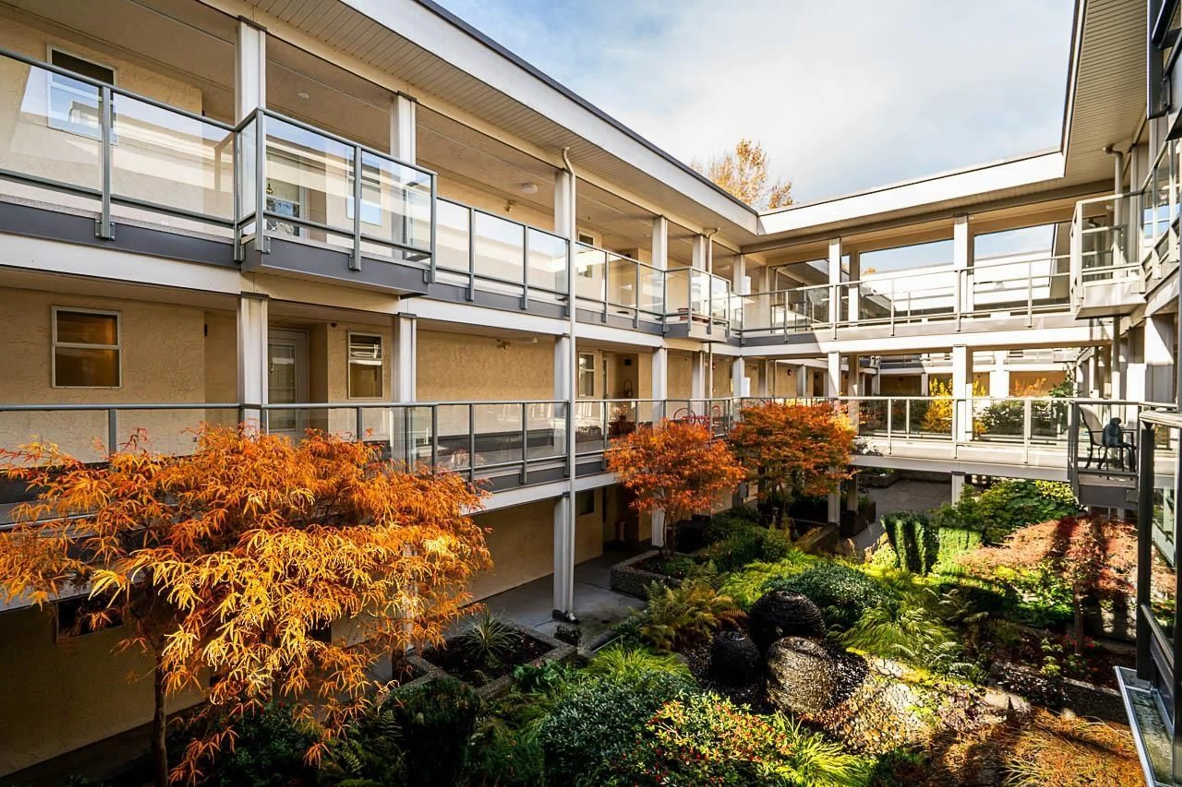 Patio, building for 212 - 15255 18, Surrey British Columbia V4A1W9