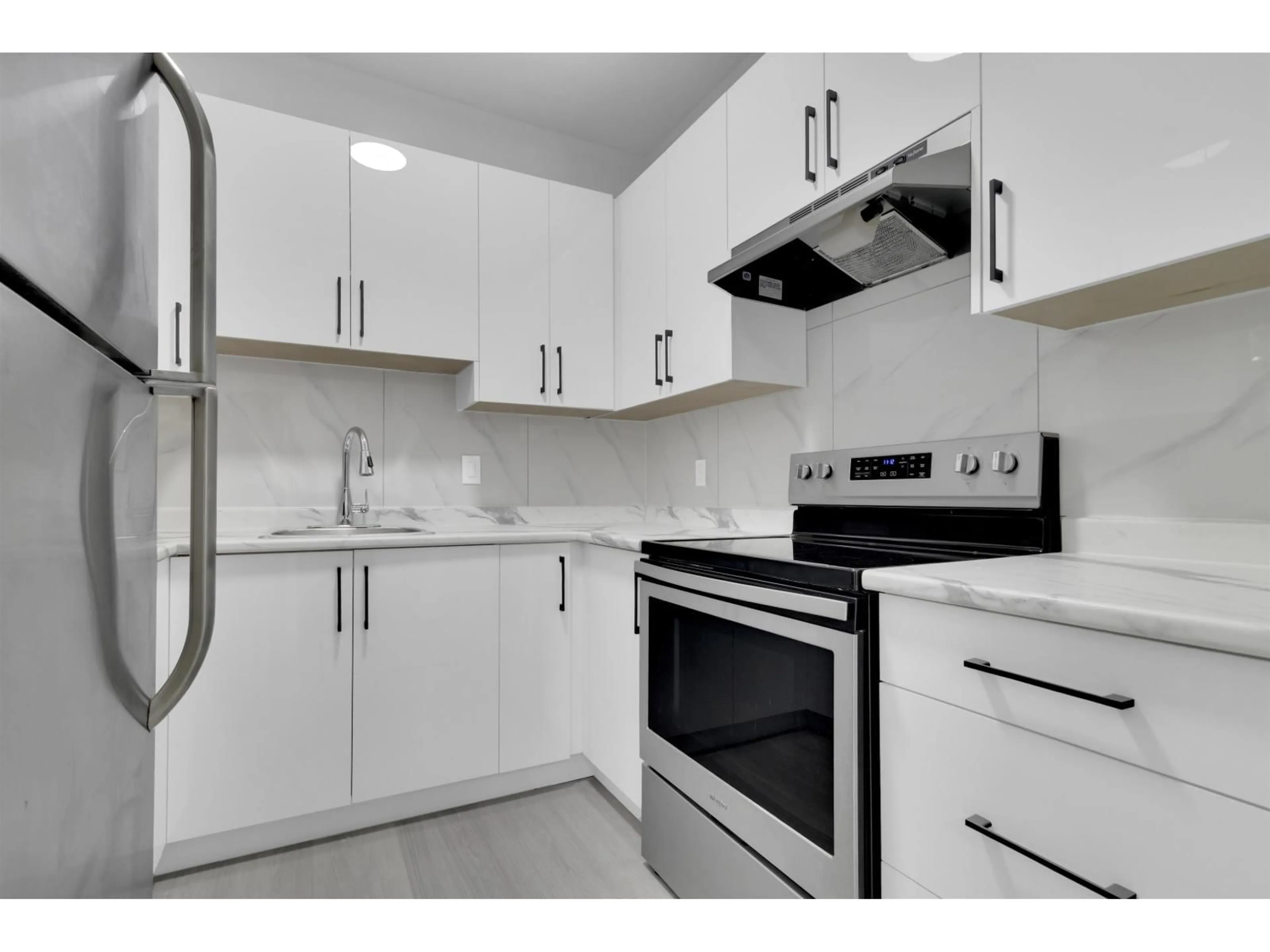 Standard kitchen, ceramic/tile floor for 208 - 8142 120A STREET, Surrey British Columbia V3W3P3