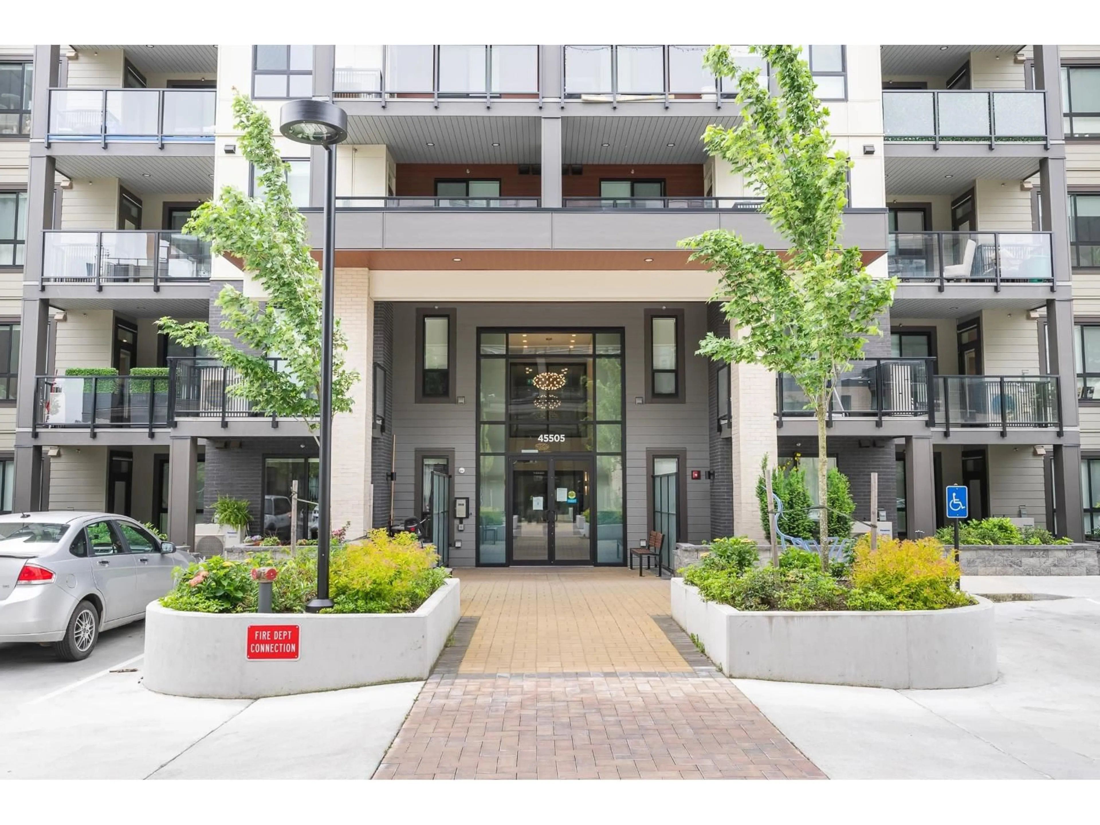 Indoor foyer for 312 - 45505 CAMPUS DRIVE, Chilliwack British Columbia V2R6L2