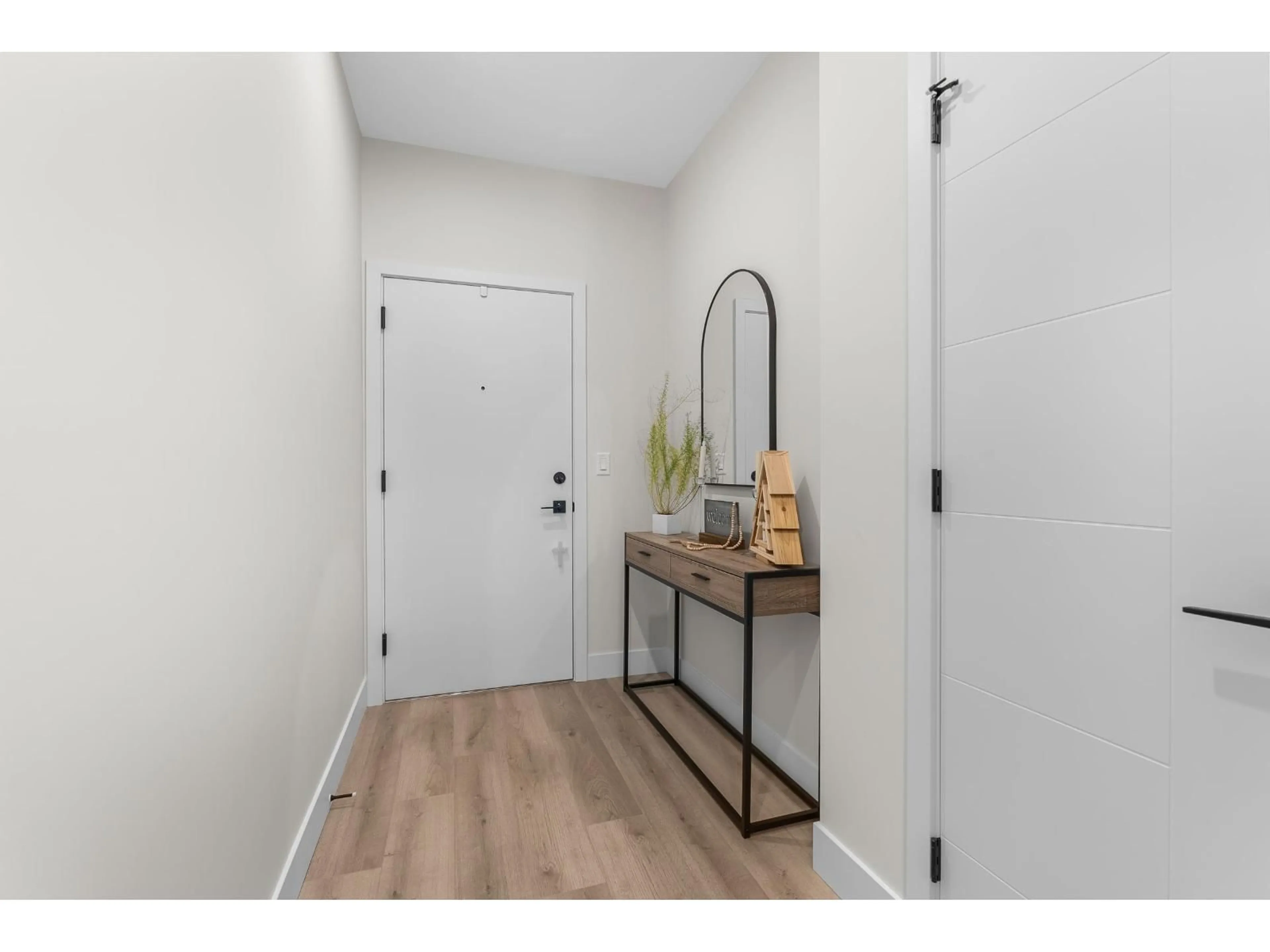 Indoor entryway for 312 - 45505 CAMPUS DRIVE, Chilliwack British Columbia V2R6L2