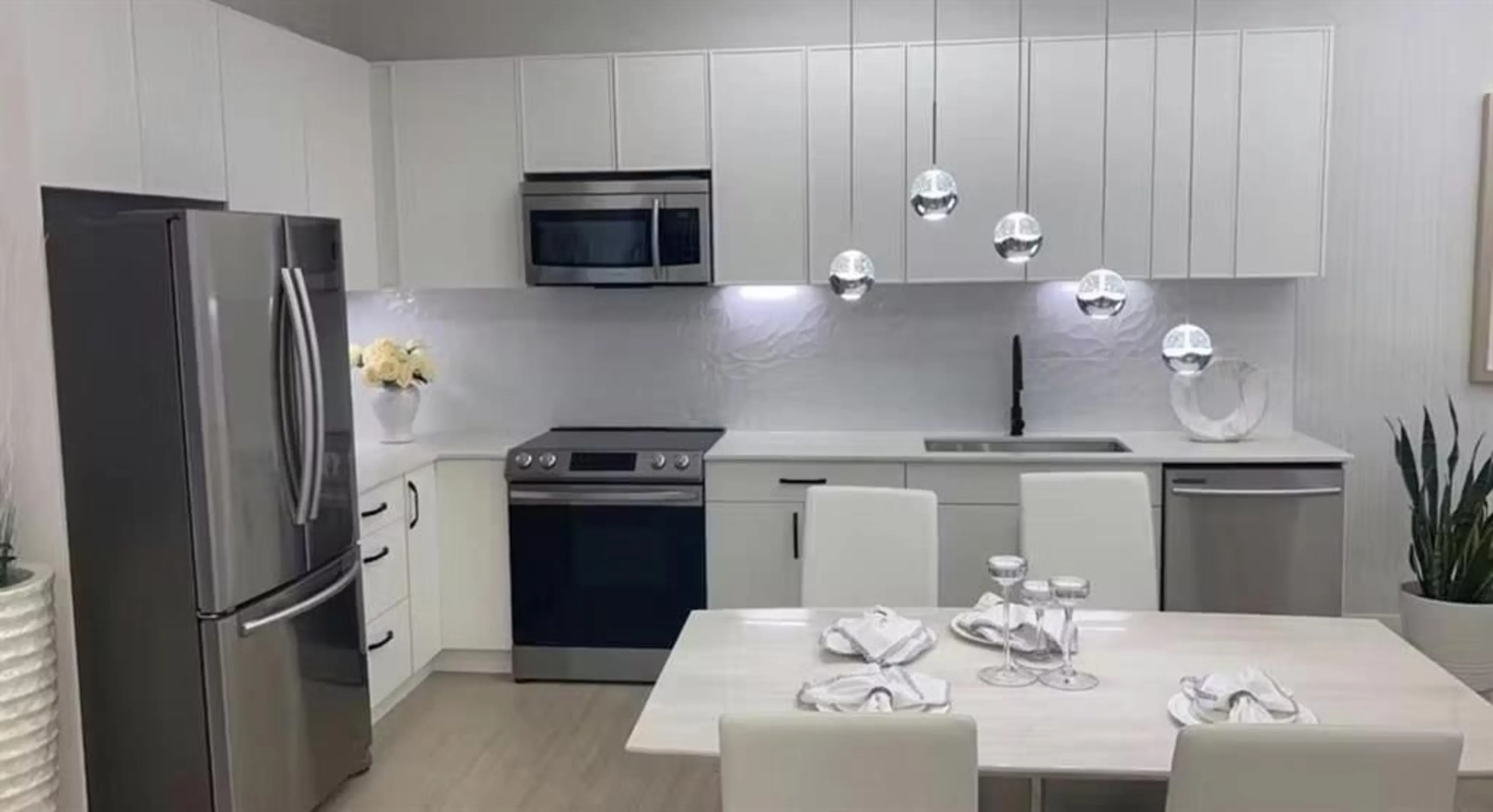 Standard kitchen, ceramic/tile floor for 617 - 10661 137A, Surrey British Columbia V3T4J7