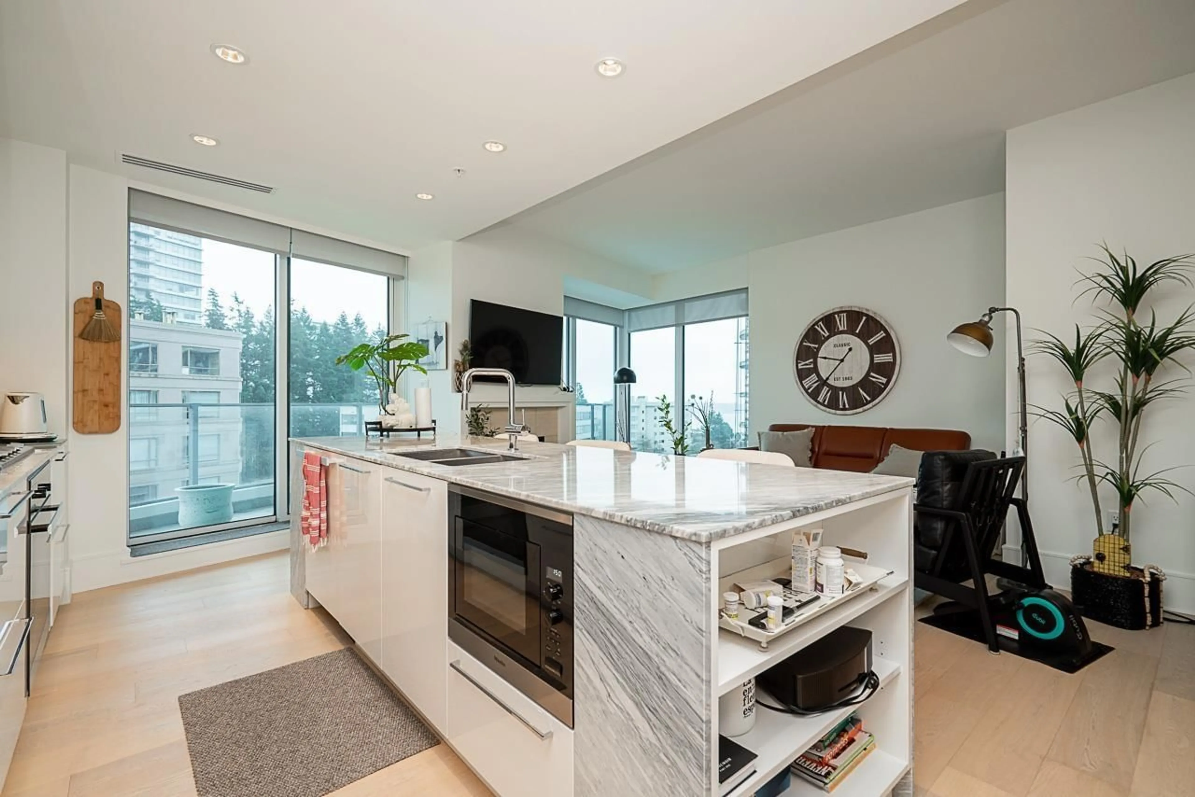 Contemporary kitchen, ceramic/tile floor for 602 - 1501 FOSTER STREET, White Rock British Columbia V4B0C3
