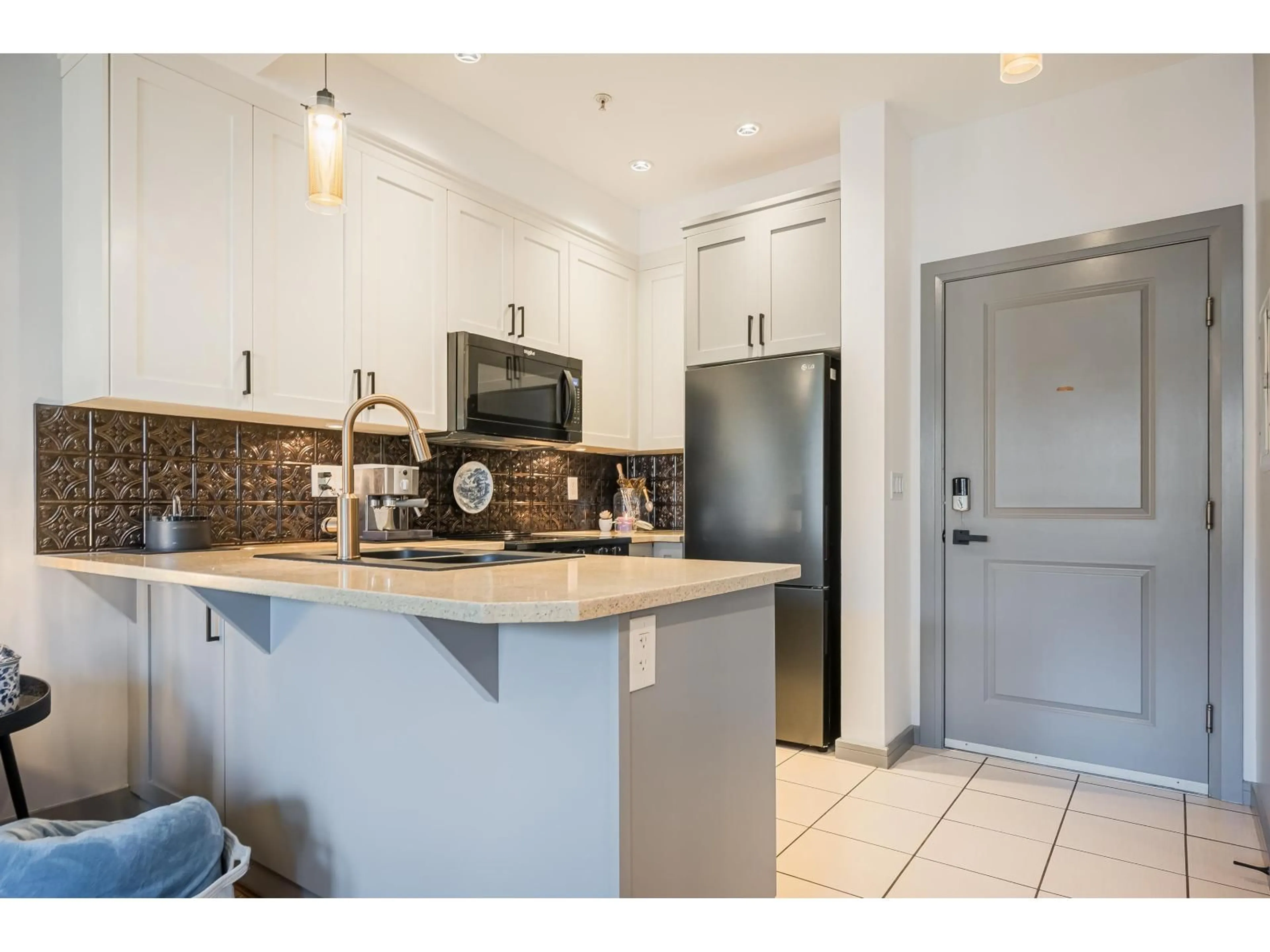 Open concept kitchen, ceramic/tile floor for 314 - 45530 MARKET WAY, Chilliwack British Columbia V2R0M5