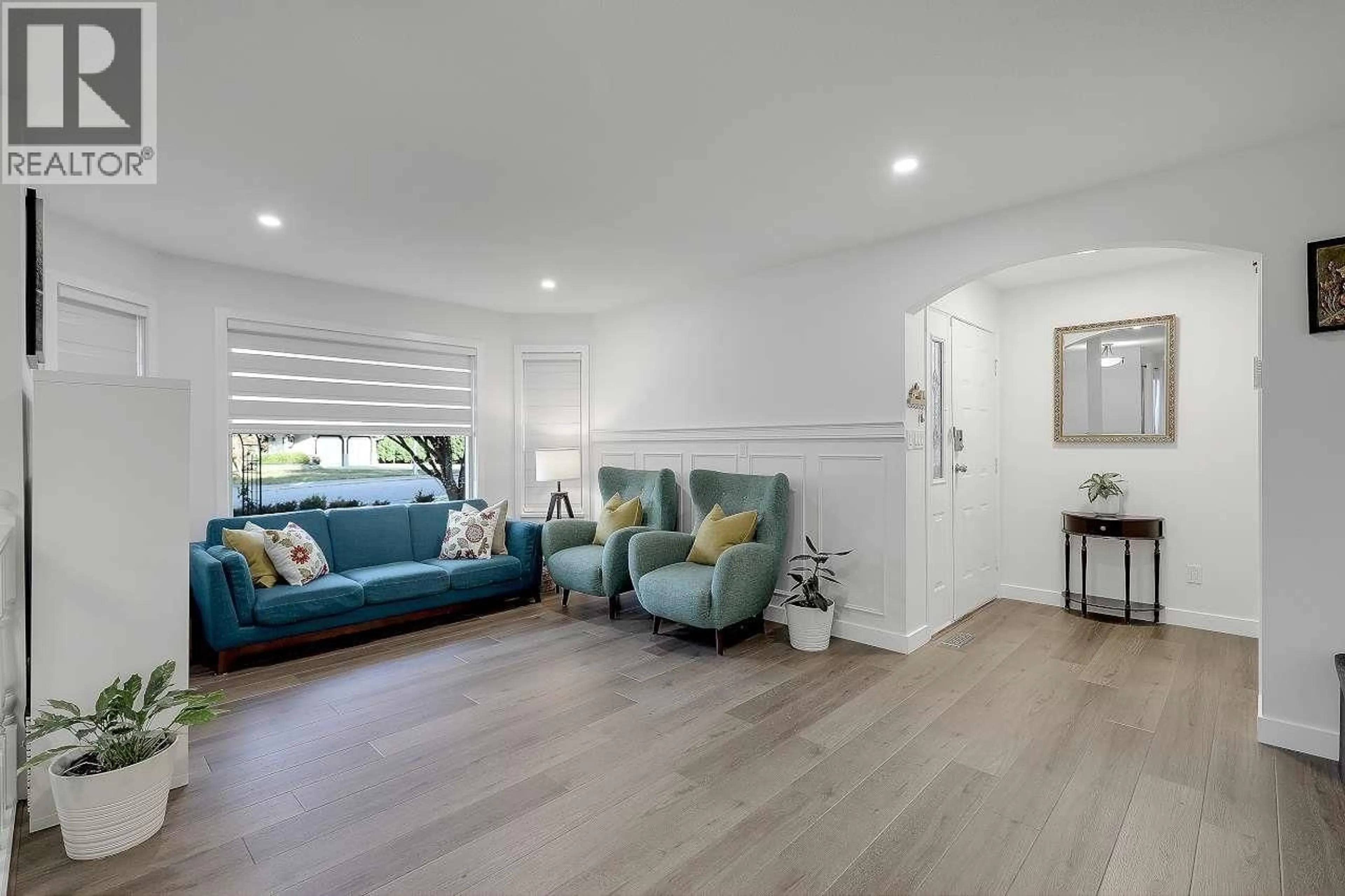 Living room with furniture, wood/laminate floor for 19358 CUSICK CRESCENT, Pitt Meadows British Columbia V3Y2M9