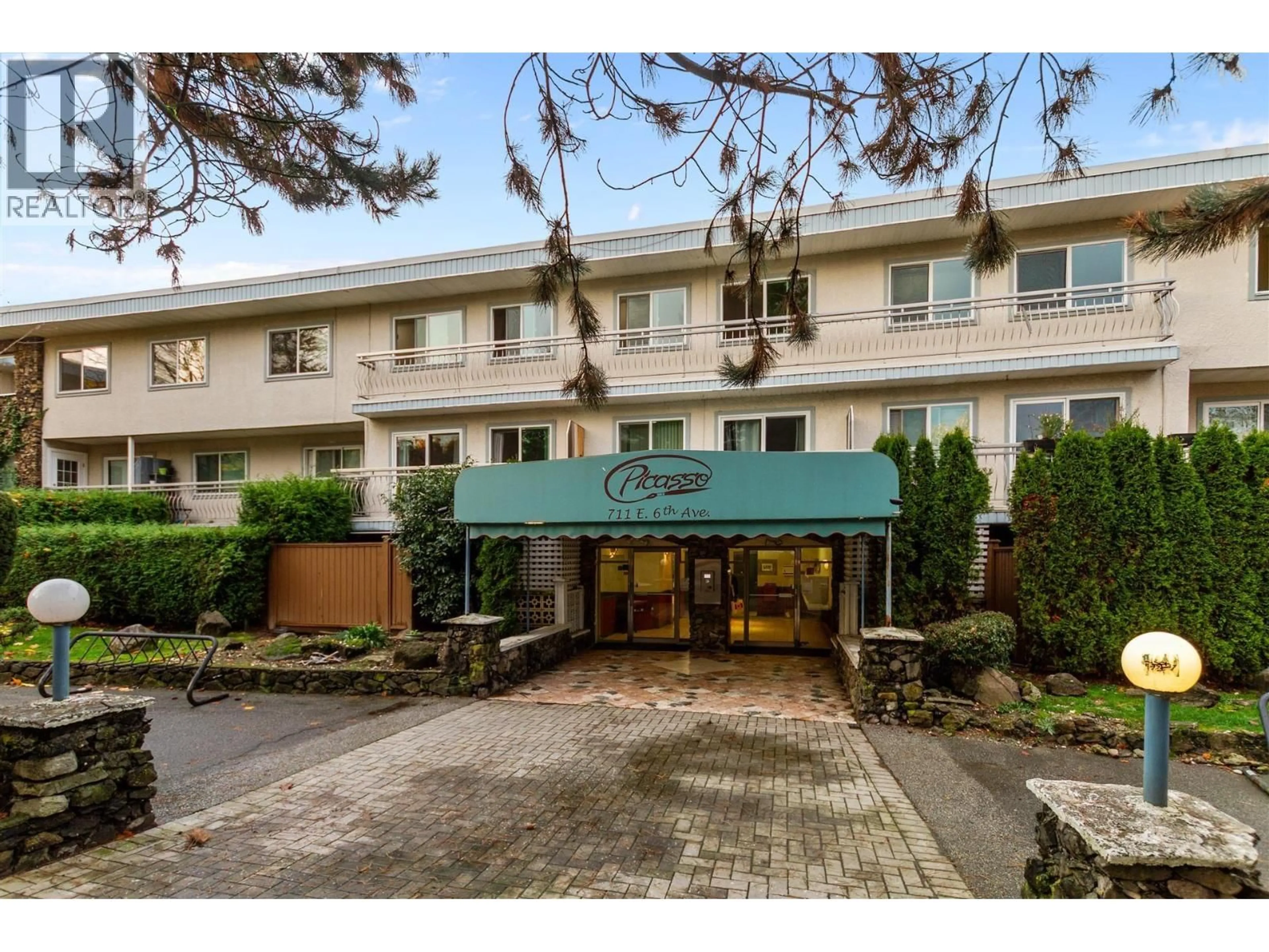 Indoor foyer for 213 - 711 6TH AVENUE, Vancouver British Columbia V5T1L7