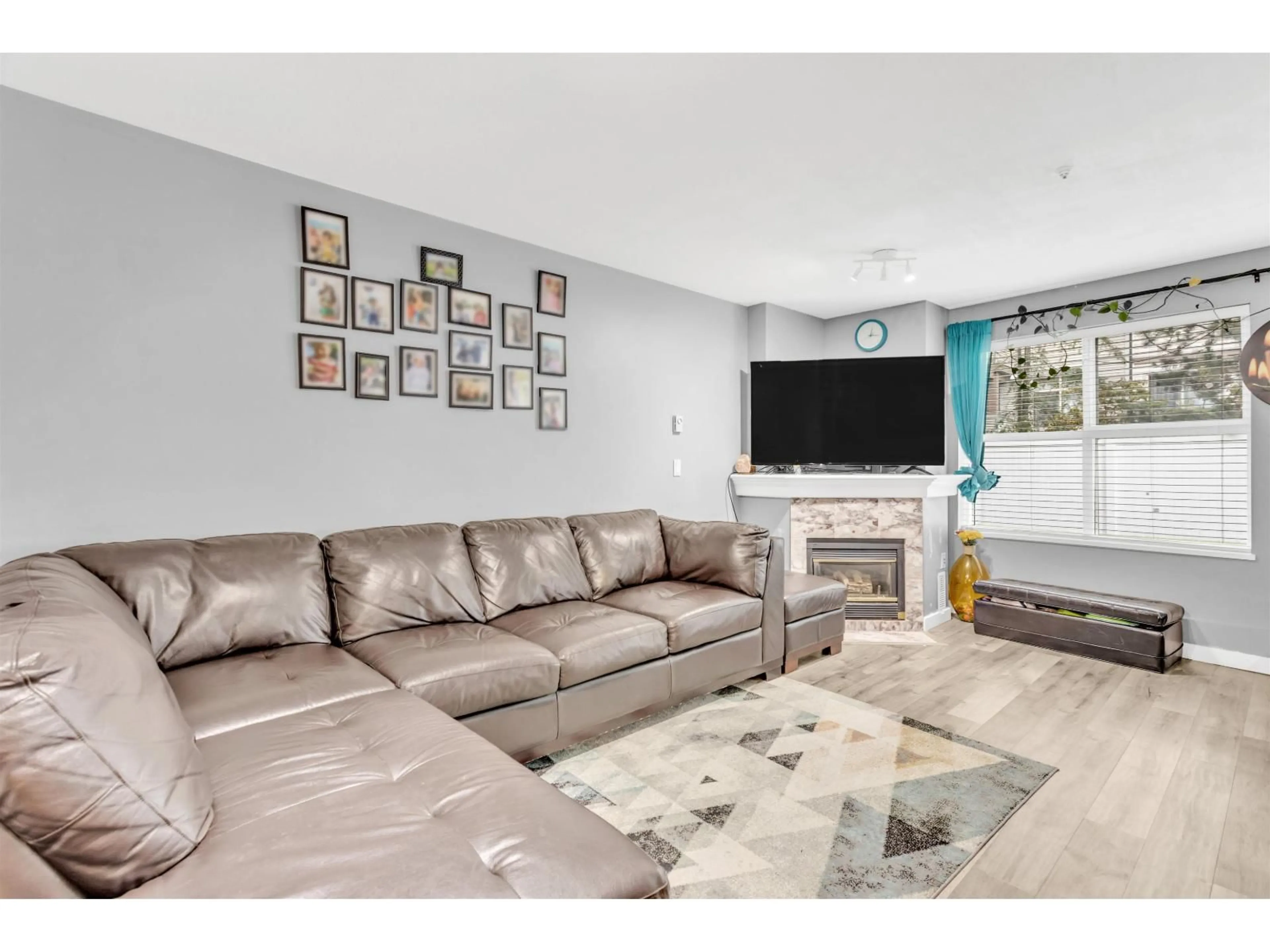 Living room with furniture, unknown for 112 - 14885 100 AVENUE, Surrey British Columbia V3R0W1