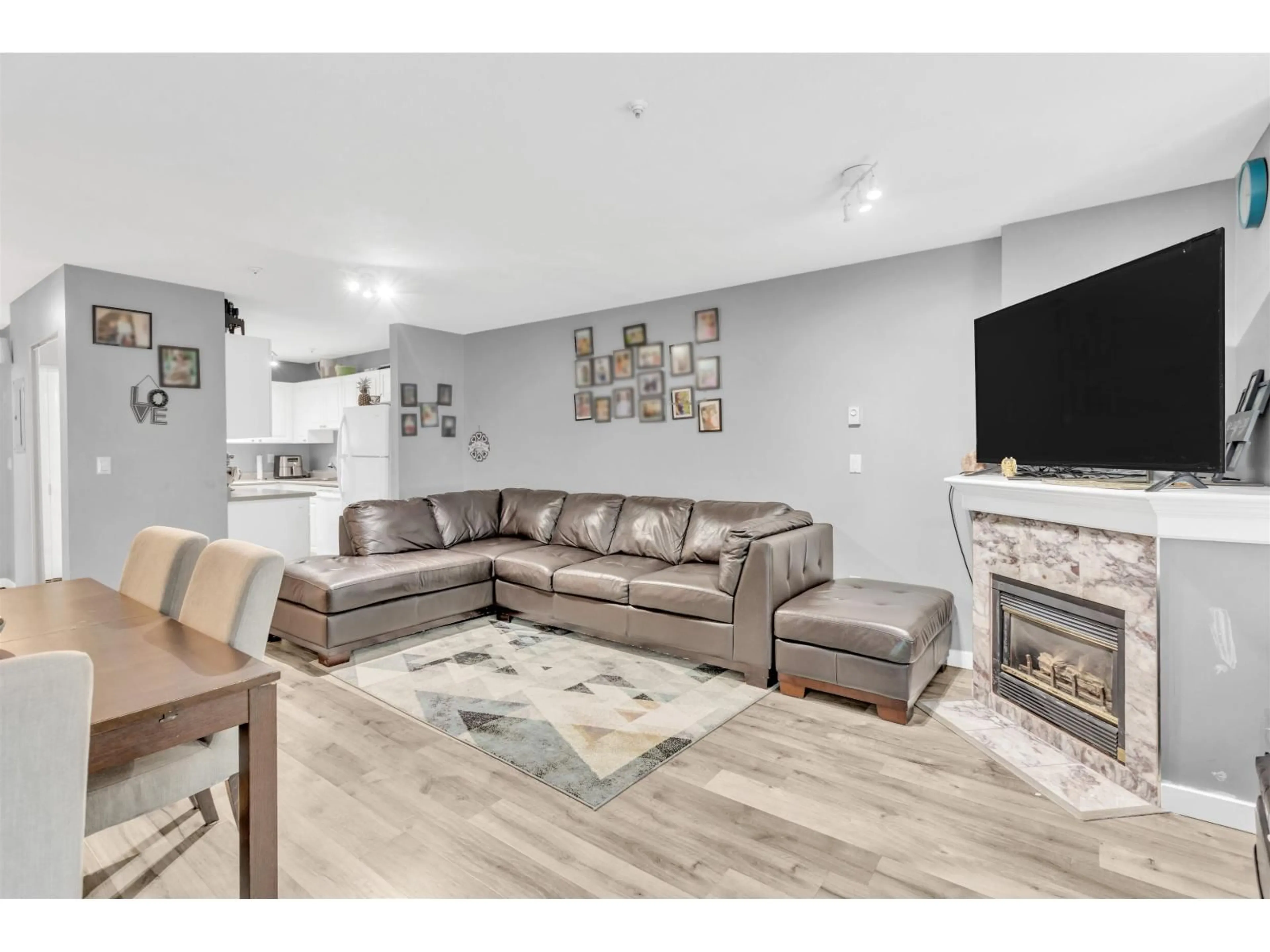 Living room with furniture, unknown for 112 - 14885 100 AVENUE, Surrey British Columbia V3R0W1