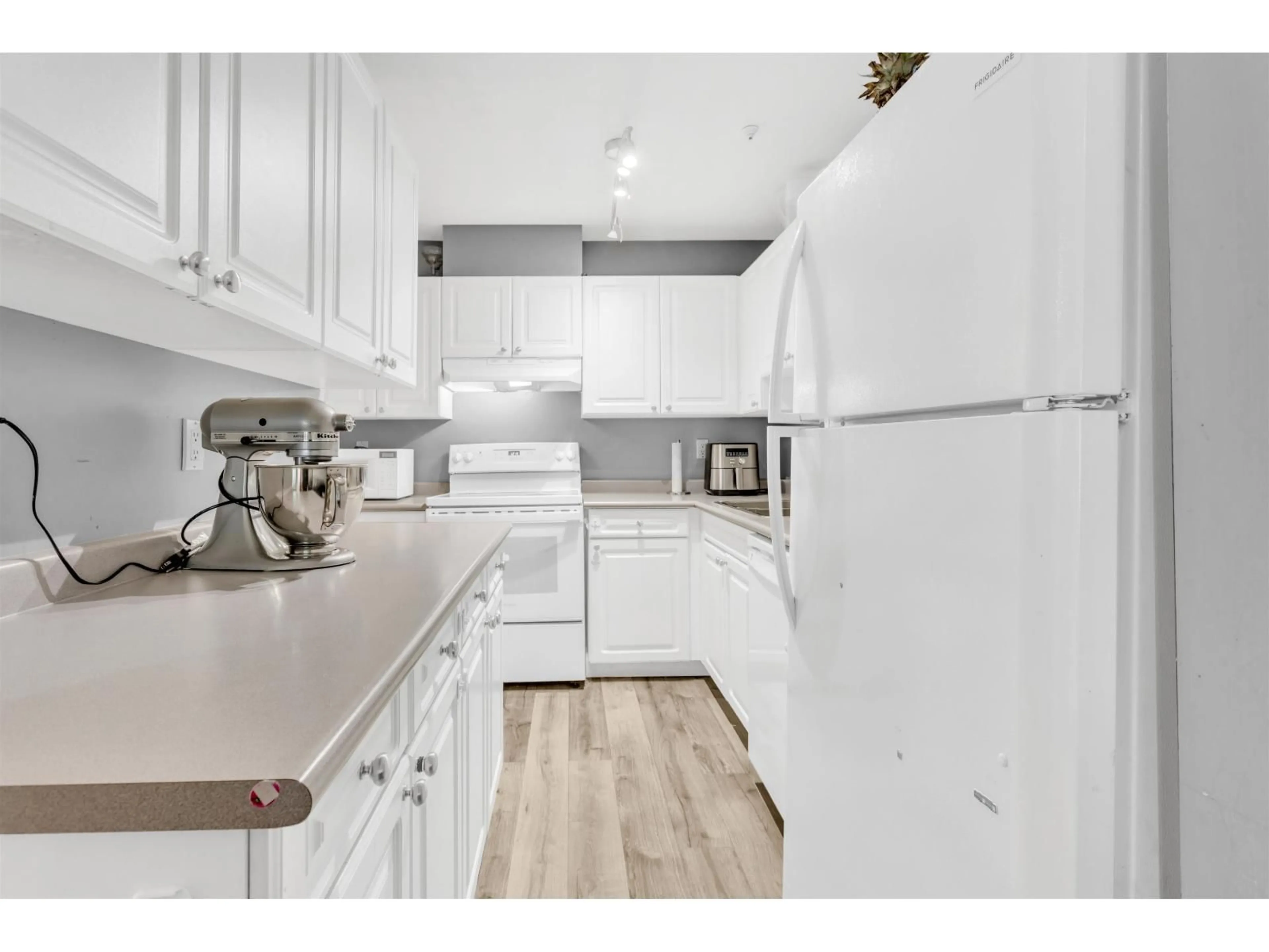 Standard kitchen, wood/laminate floor for 112 - 14885 100 AVENUE, Surrey British Columbia V3R0W1